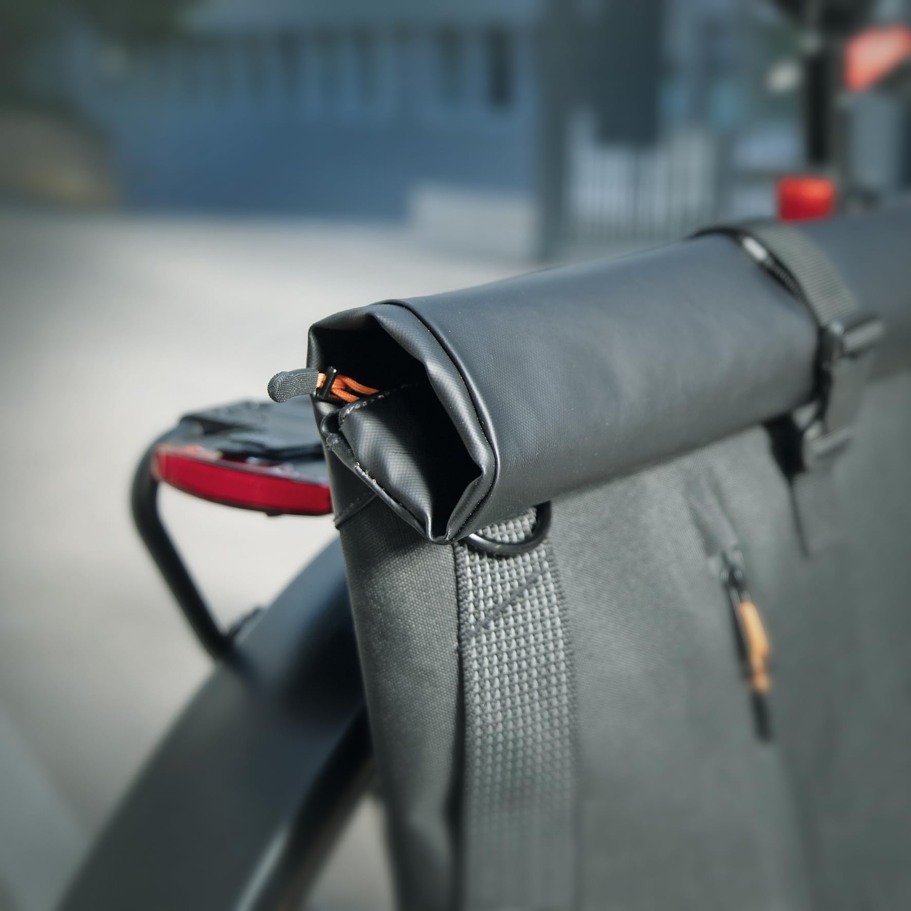 SKS GERMANY Infinity Urban Sidebag torba na bagażnik (torba rowerowa, torba boczna na bagażnik, wodoodporna, kieszeń na laptopa, rolowana, paski odblaskowe, może być również używana jako torba na