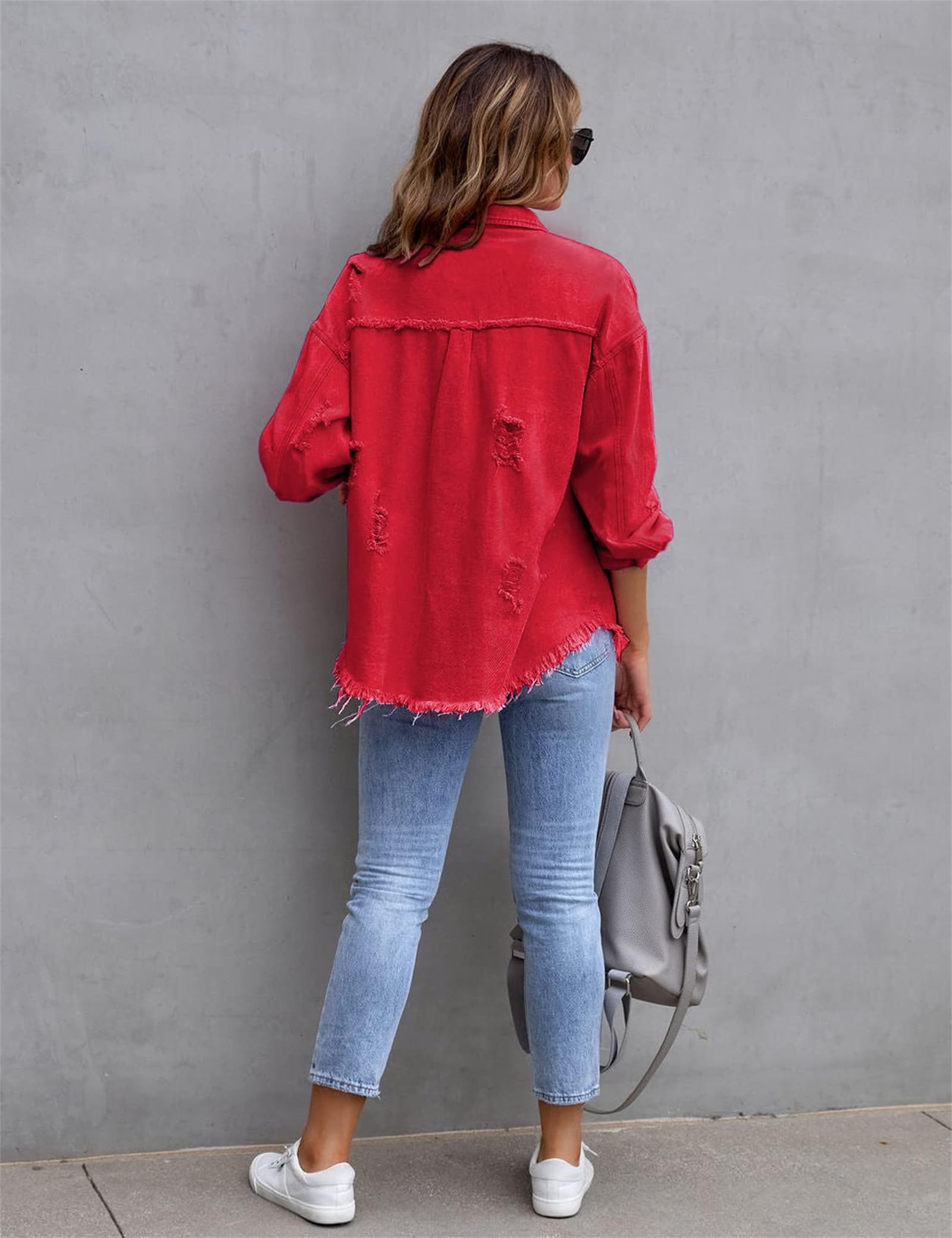 Camicia da donna oversize in denim, a maniche lunghe, effetto invecchiato | Chiusura frontale a scatto, cuciture a bordo vivo, doppia patta, spalle cadenti, stratificazione tank-to-tee