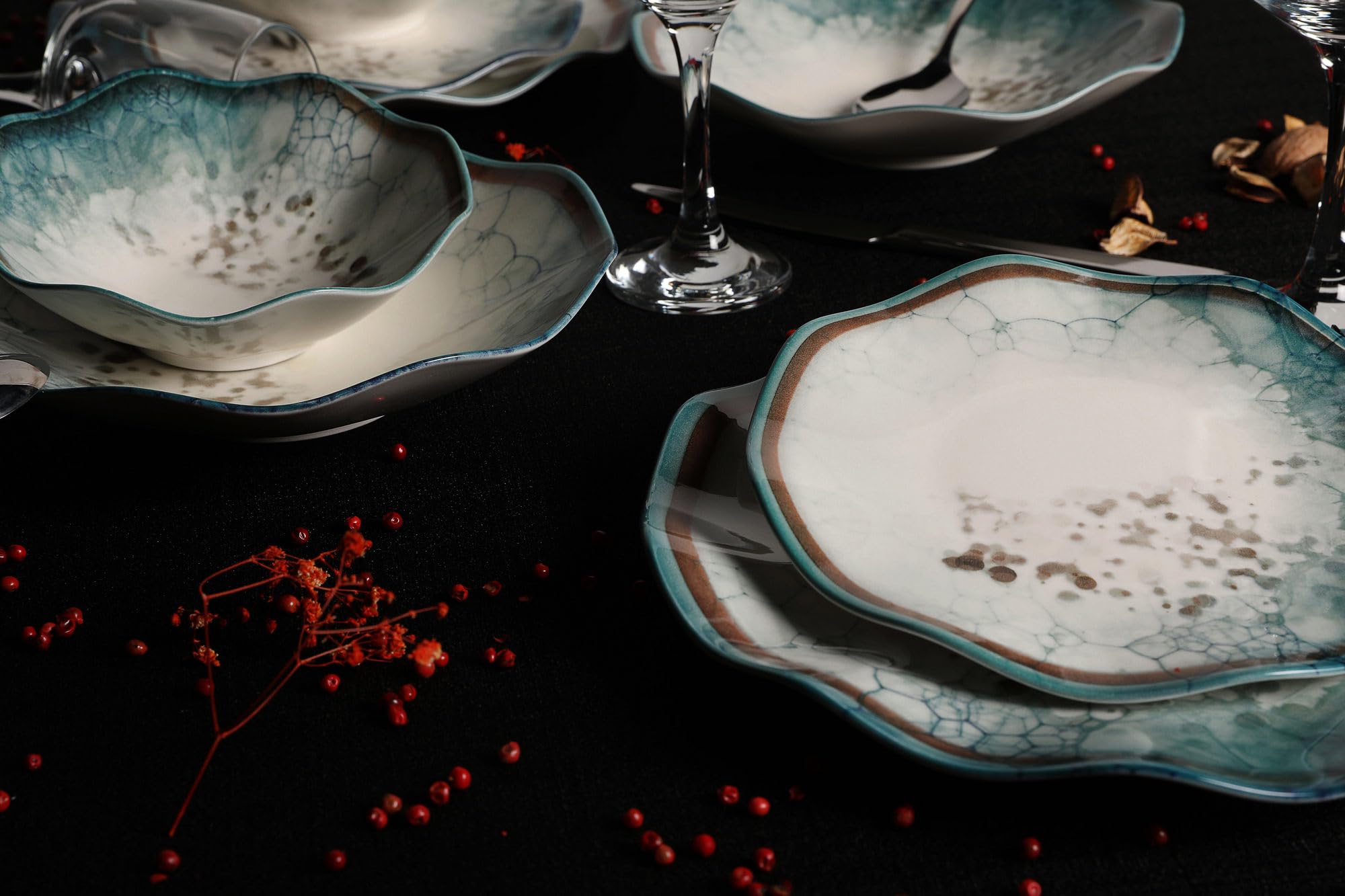 Elegancki 24-częściowy zestaw obiadowy, 100% porcelana, w zestawie talerze serwisowe, miski i talerze deserowe, można myć w zmywarce i używać w kuchence mikrofalowej, idealny na każdą okazję