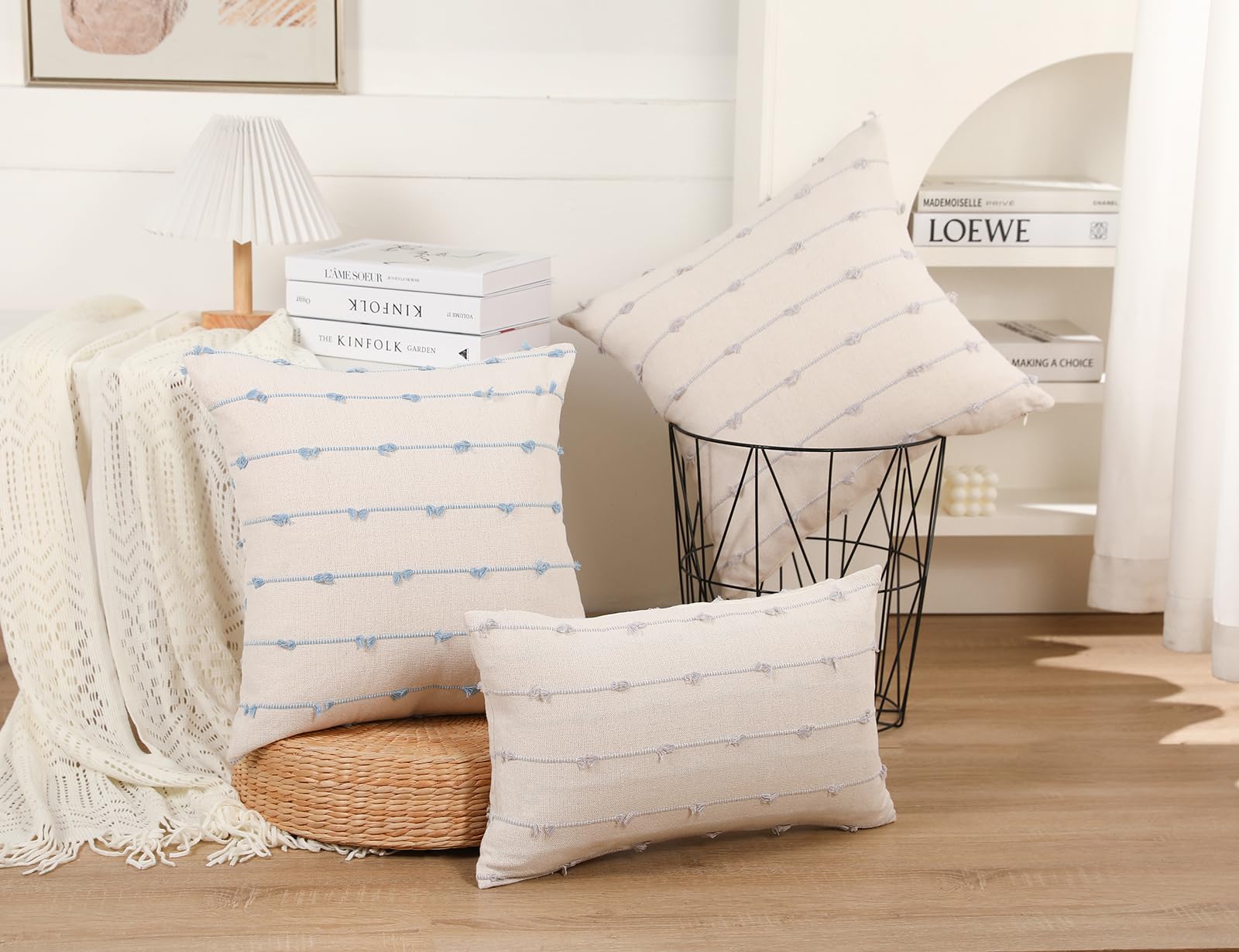 NUYECY Juego de 2 fundas de almohada bohemias de 26 x 26 pulgadas, fundas de almohada neutras azul claro y blanco con borlas decorativas, fundas de cojín modernas para sofá, cama, sala de estar