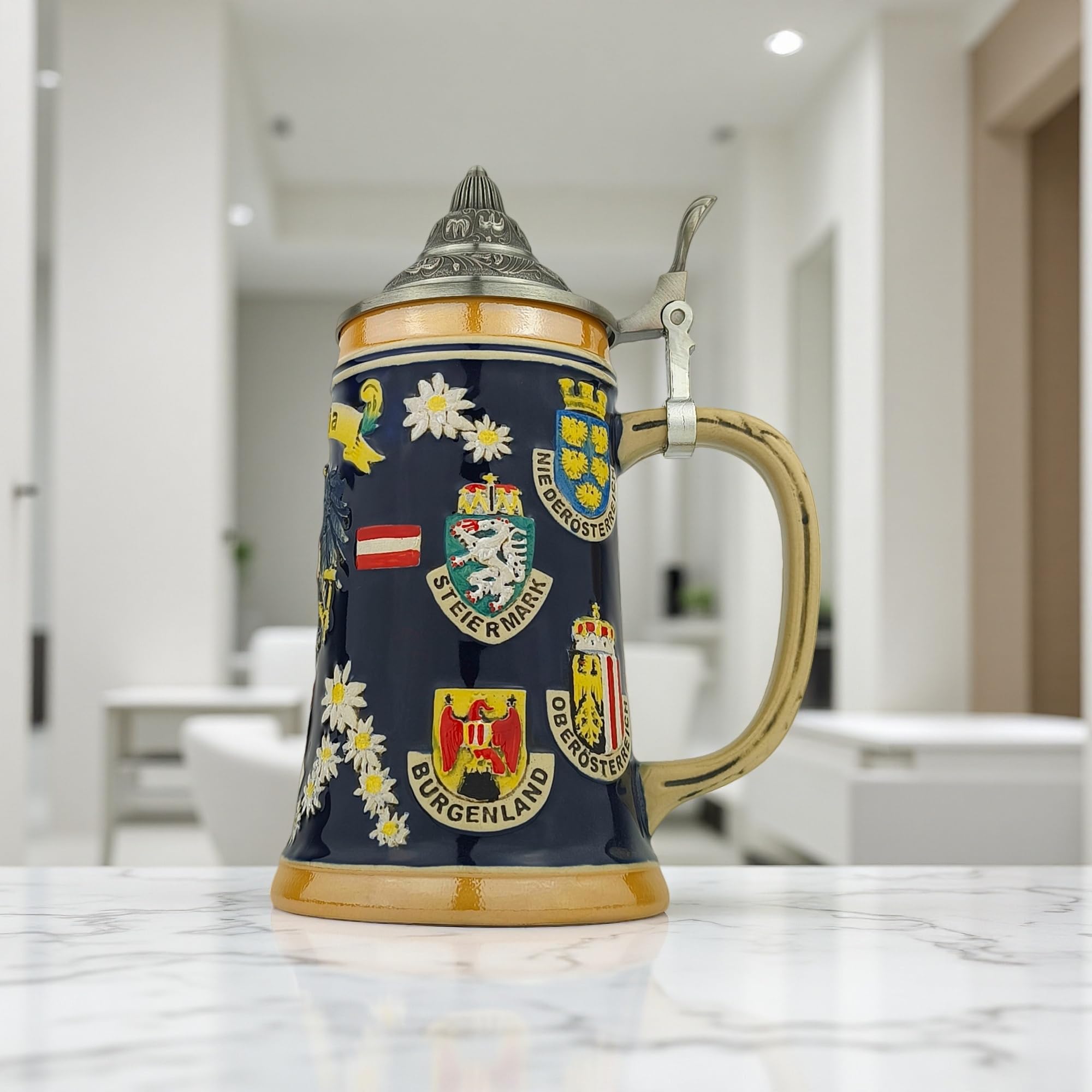 Bierkrug mit Deckel 0,7L mit Österreich-Motiv – Steinkrug mit Bundesländer-Wappen und Edelweiß-Dekor – Souvenir & Geschenkidee