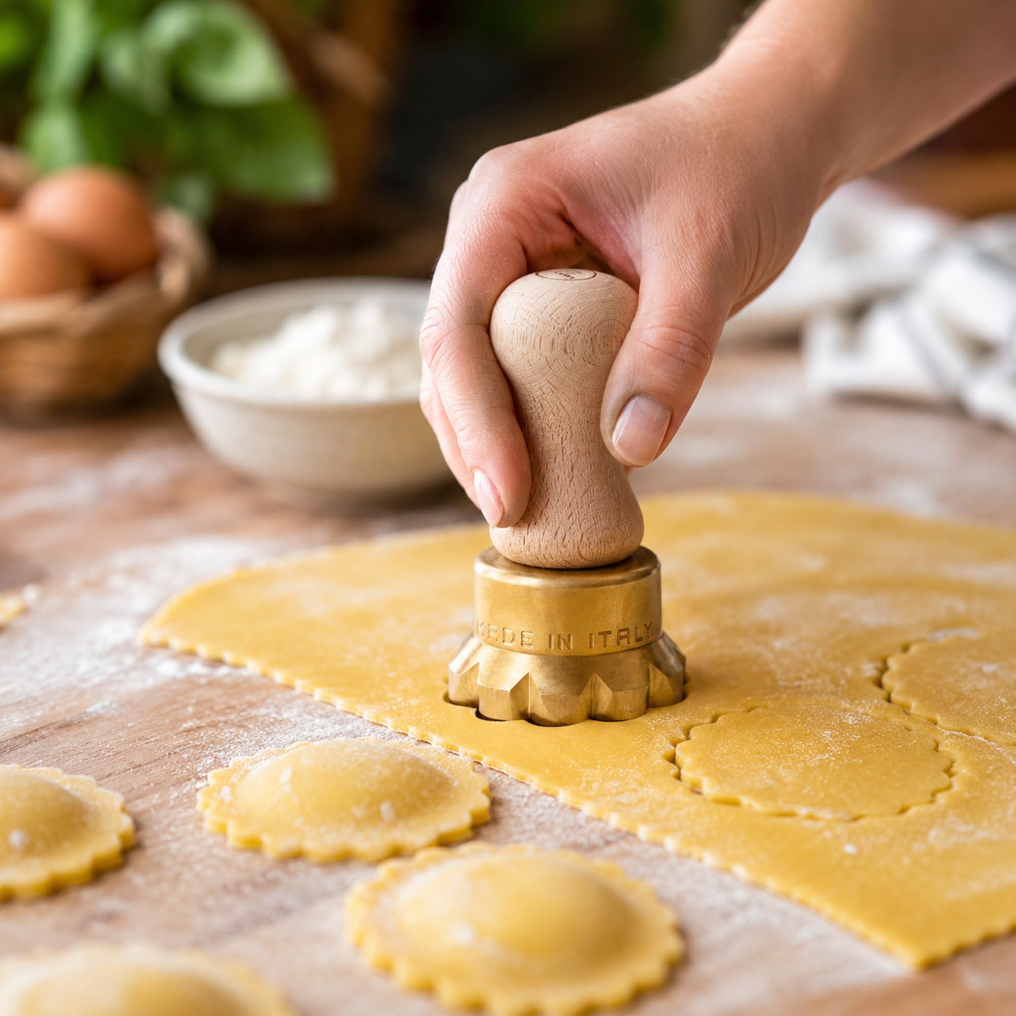 La Gondola Pieczęć Ravioli - okrągły kwiat 50 mm | włoskie narzędzie do makaronu do domu i kuchni komercyjnej | mosiądz i naturalne drewno, łatwe w użyciu | tortellini ravioli wycinak do wycinania