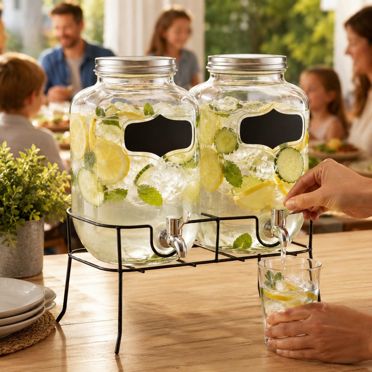 Set 2 Dispenser Bevande in Vetro da 4L con Rubinetto e Supporto in Metallo, Capacità Totale 8L, Fontana per Bevande con Etichette Scrivibili, per Acqua, Limonata, Succhi, Cocktail e Feste