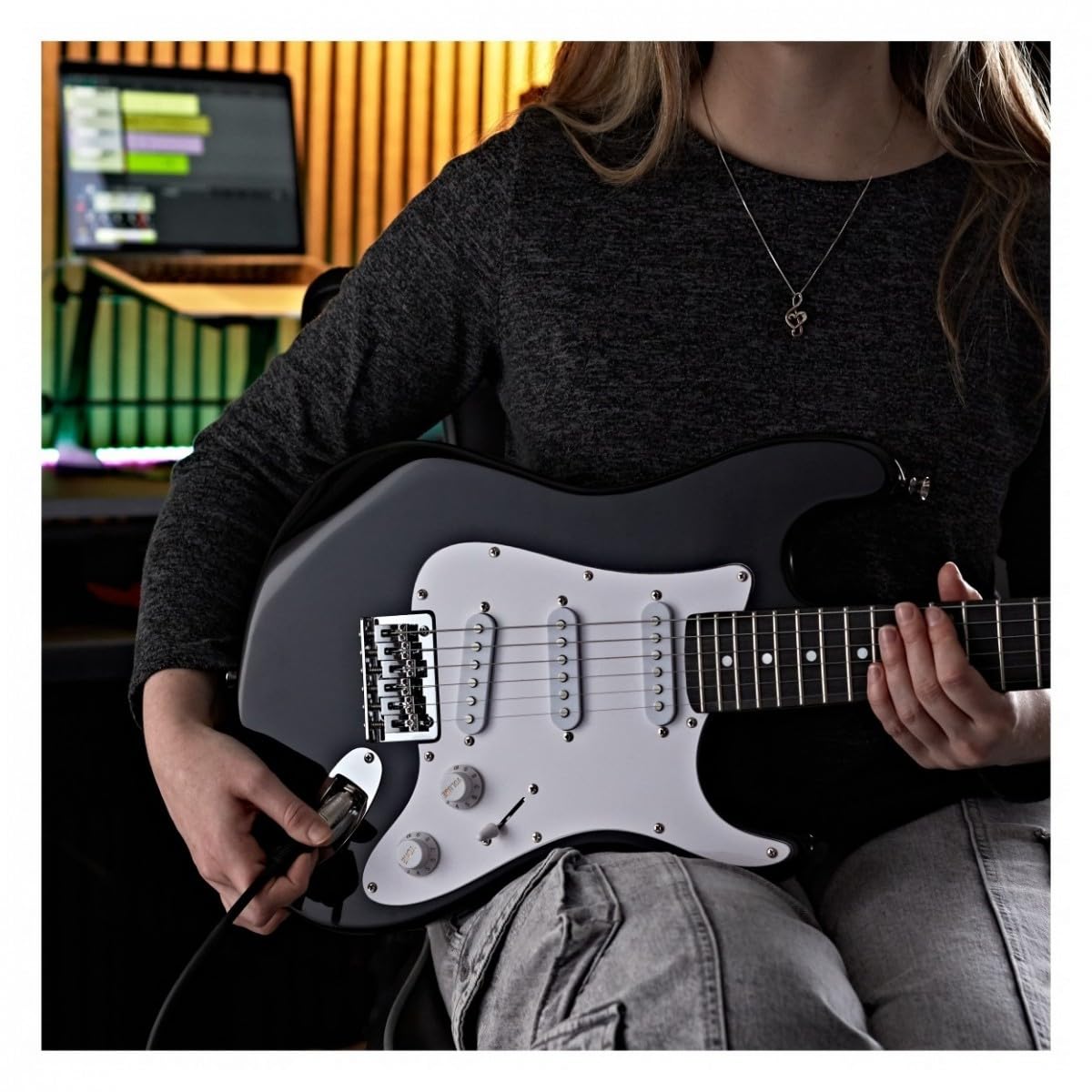 3/4 chitarra elettrica LA MiniPacchetto con Amplificatore nero | Per giovani musicisti, 3 pickup single coil con selettore a 5 posizioni, mini ampli portatile 3W