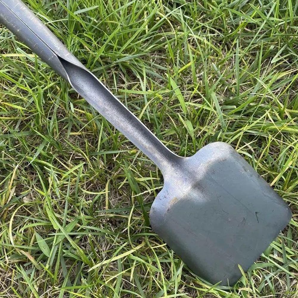 Un Ferro Di Fuoco E Una Piccola Pala Sono Vicino Alla Fornace Immagine Stock - Immagine Di Pala