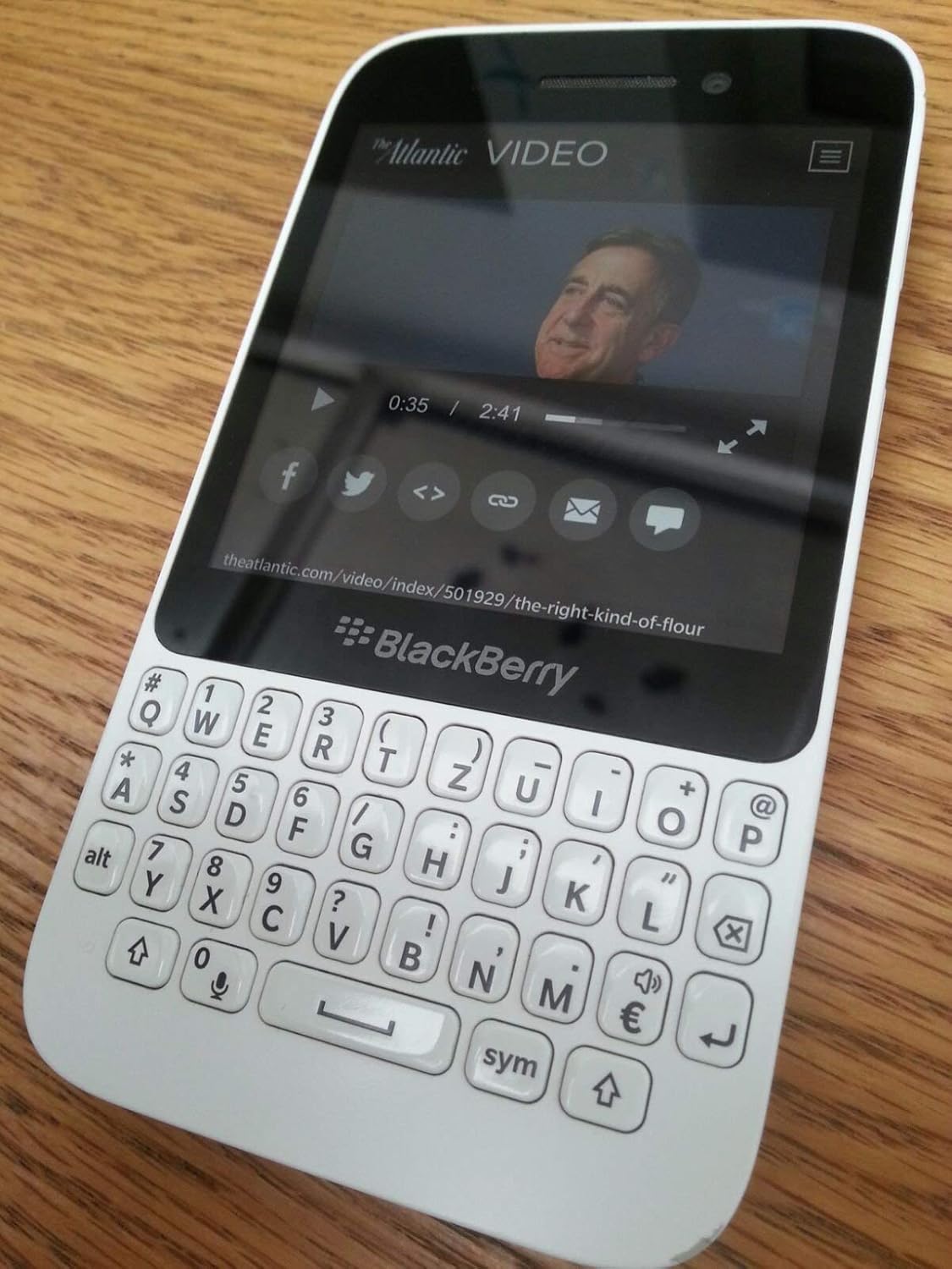 BlackBerry Q5 8GB RFS121LW SQR100-2 (GSM Only, No CDMA) Factory Unlocked 4G/LTE Qwerty Simfree Cell Phone - (White)