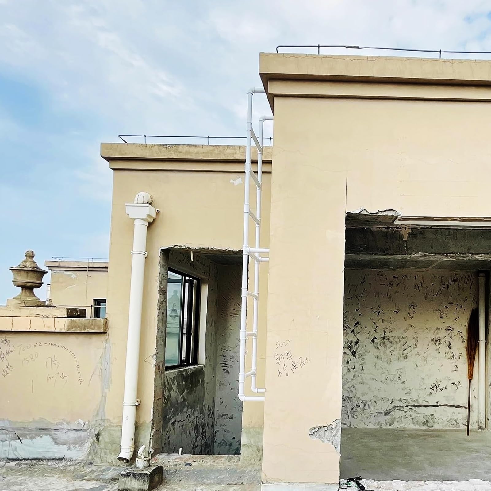 Escalera de pozo de ventana de hierro para emergencias en sótano, loft y RV