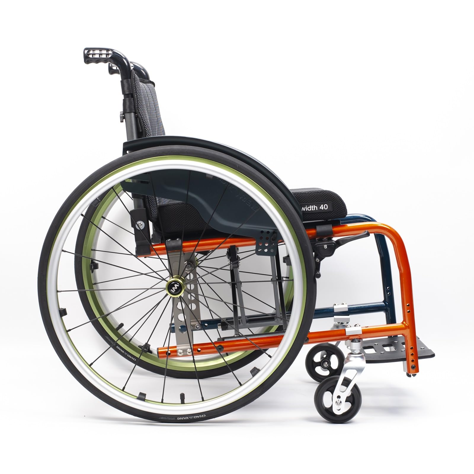 Silla de ruedas deportiva plegable, silla de ruedas de transporte liviana, sillas de ruedas manuales autopropulsadas de aleación de aluminio con antivuelco(40cm/15.7in)