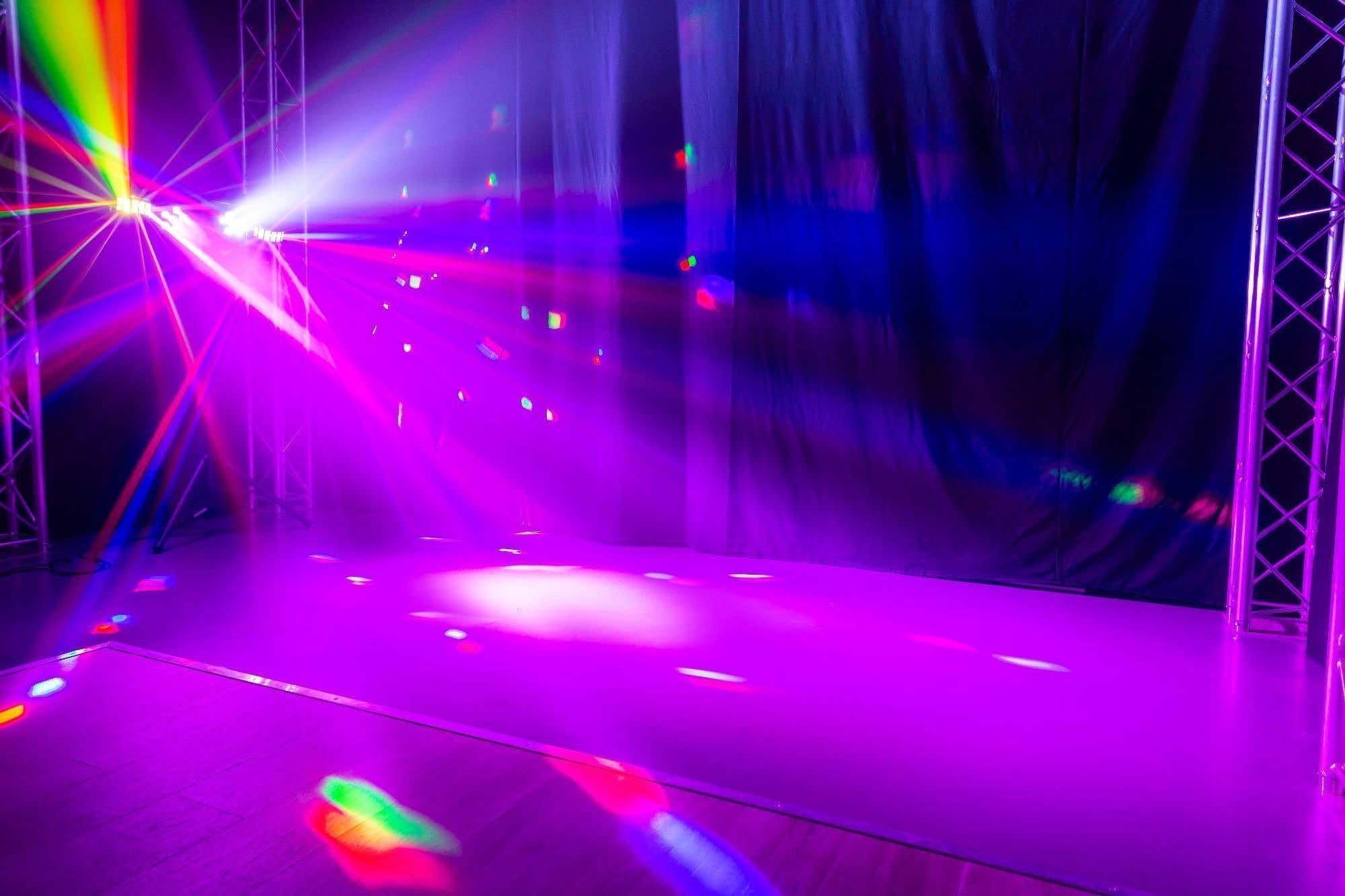 BeamZ SB02 Discolicht Partylicht mit Stativ, Lichtanlage ShowBar mit integriertem Akku, Lichtanlage musikgesteuert, 2 Derby-Lichteffekten, 2 PAR-Kannen, Fernbedienung - Schwarz