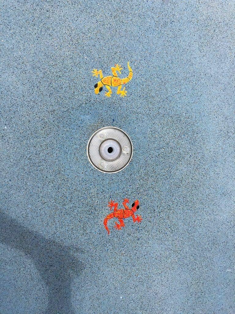 Small Gecko Ceramic Swimming Pool Mosaic (6", Orange)
