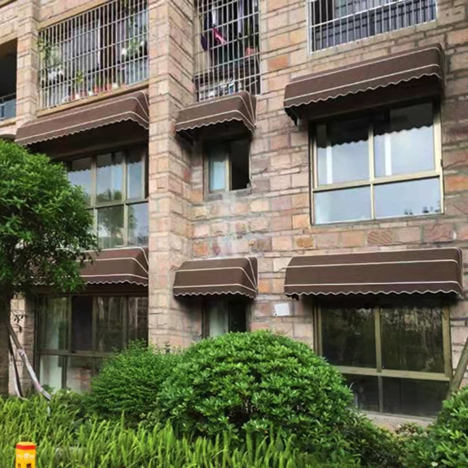 Auvent de porte-fenêtre pour protéger votre entrée de maison en hiver
