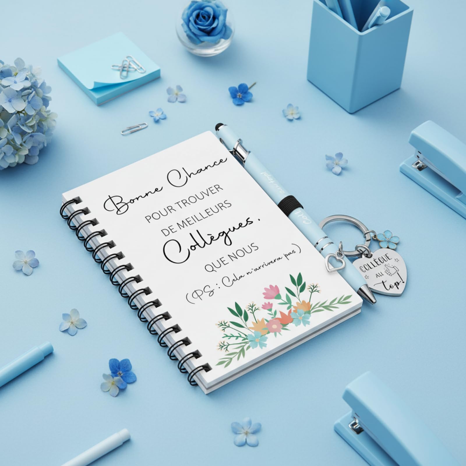 Sinmoe Cadeau Collègue de Travail Femme Remerciement Noël Set 3 Pièces Mini Carnet Spirale Stylo Bille Porte-Clé Départ Retraite Bleu Brume