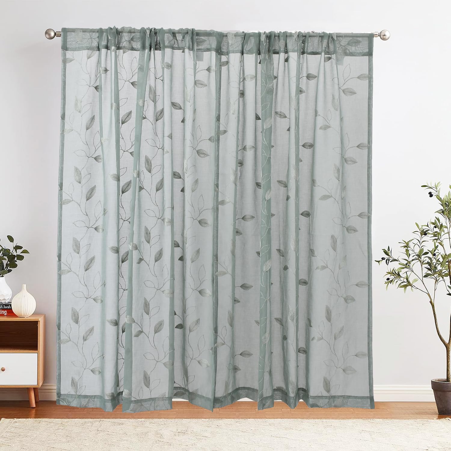 Rideaux semi-transparents vert sauge pour illuminer le salon et la chambre