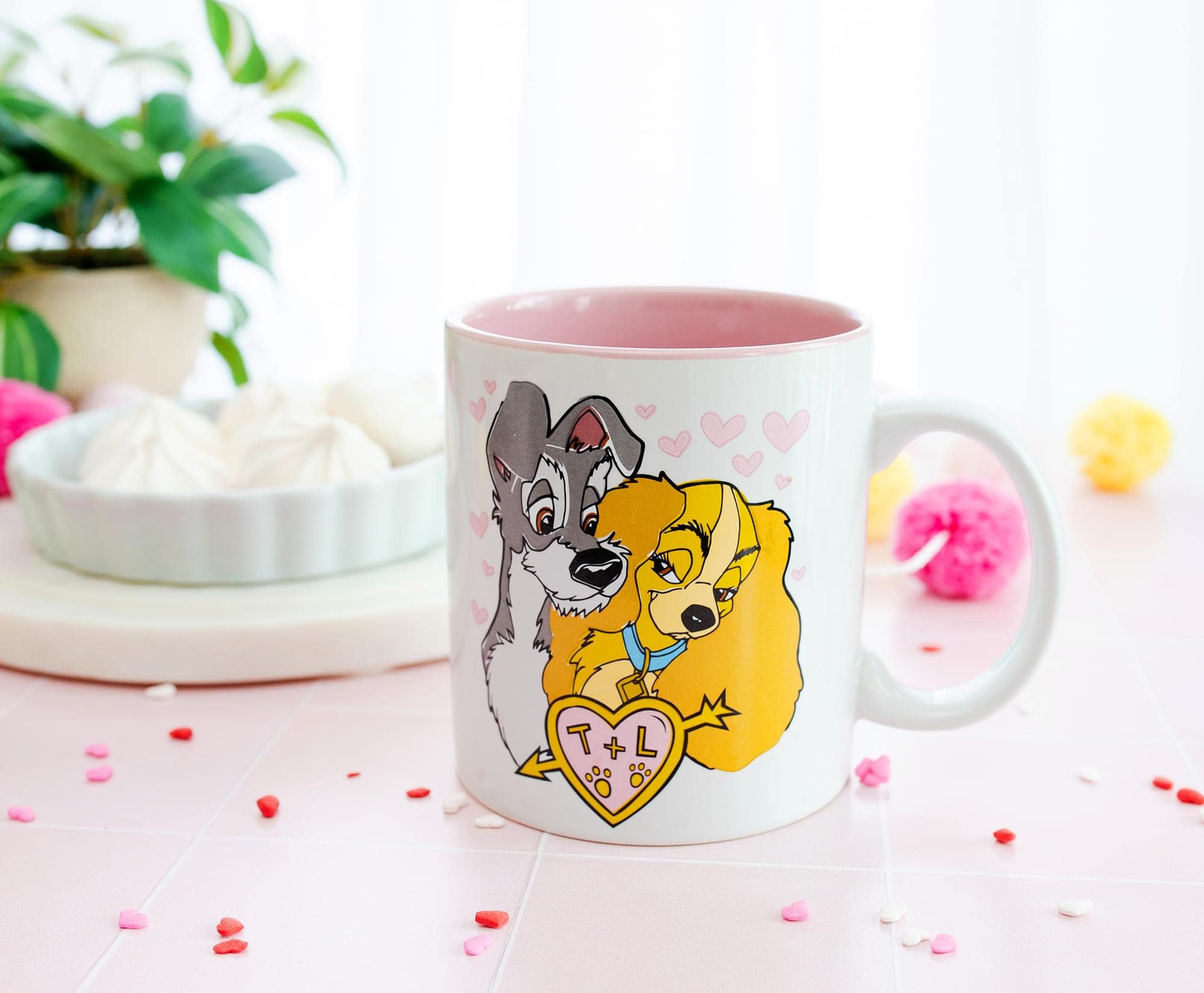 Disney Lady and the Tramp Doodle Sketch Hearts ceramiczny kubek | Mieści 590 ml