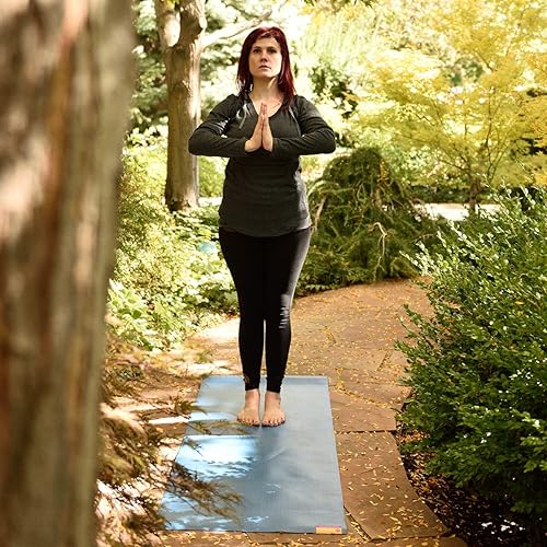 Miniatura 6 de Hugger Mugger Tapete de yoga de viaje de tapas, súper portátil y duradero, superficie adhesiva texturizada, se puede plegar o enrollar, plegable,