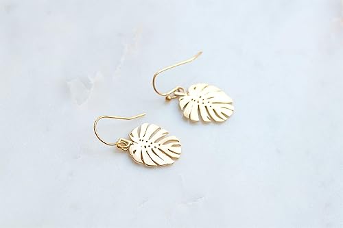 Miniatura 5 de Palm Leaf Earrings in gold – handmade earrings for women with a tropical touch and elegant monstera inspired plant earrings for everyday wear