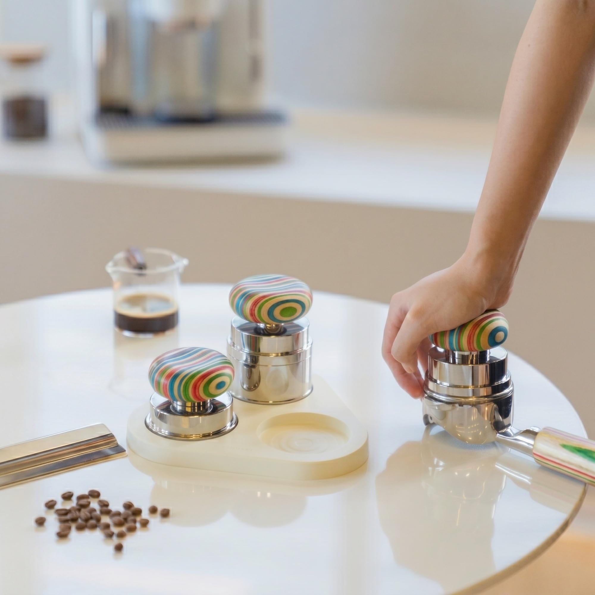Zestaw tamperów do espresso, narzędzie do dystrybutora kawy, samopoziomujący dystrybutor, kalibrowany tamper sprężynowy z trójkątną matą silikonową do domowego parzenia kawy