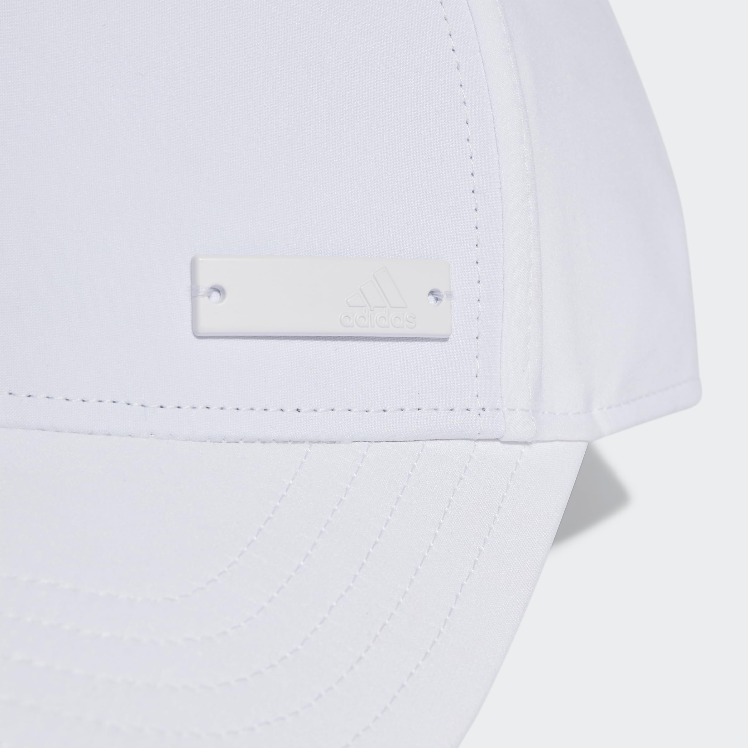 adidas Unisex Metal Badge Lightweight Baseball Cap, White, Einheitsgröße