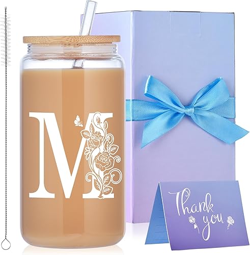 MAFYE Vasos de vidrio con inicial con tapas y pajitas, regalos con monograma para mujeres, vaso de vidrio de cerveza de 16 onzas, taza de café