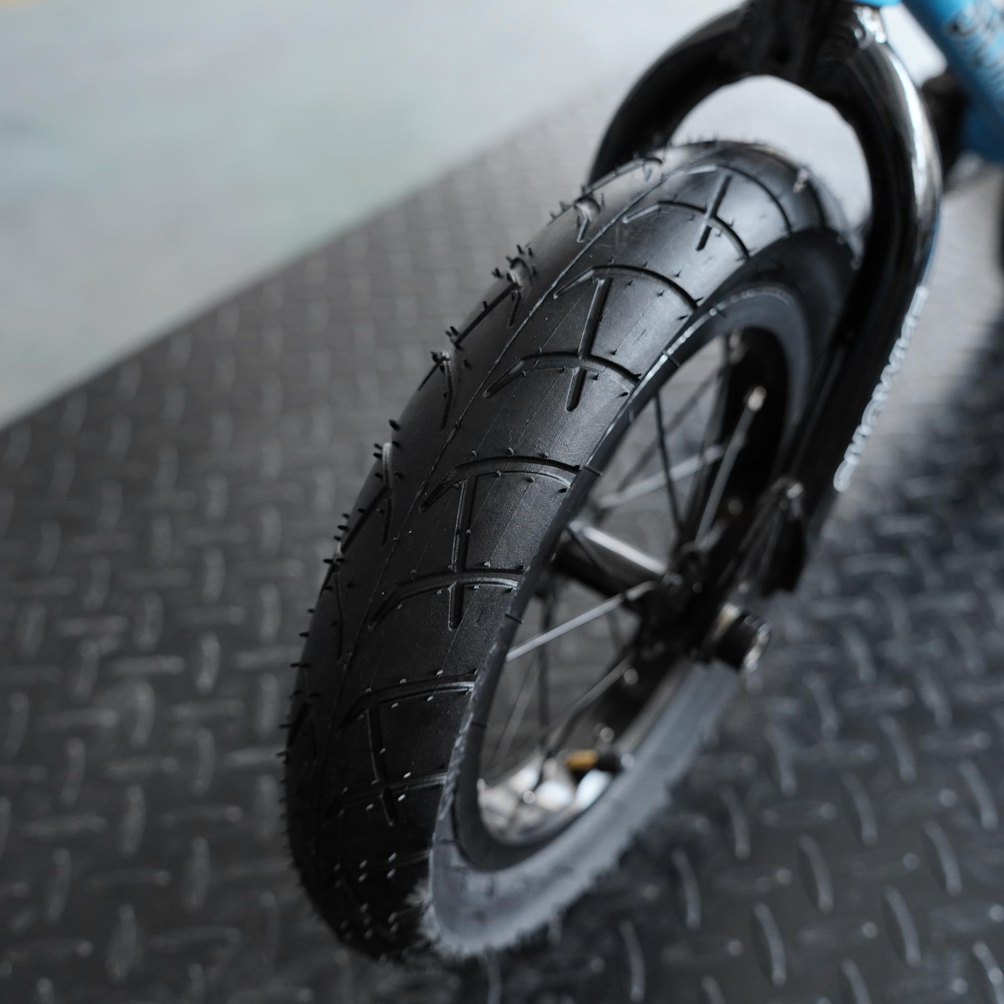 Lot de 2 ensembles de pneus 12 1/2 x 2 1/4 (12.5 x 2.25) + chambre à air avec tige coudée TR-87 remplacement pour Pocket Mod Balance Bikes 24V Scooter électrique Isobutylène Isoprène Caoutchouc