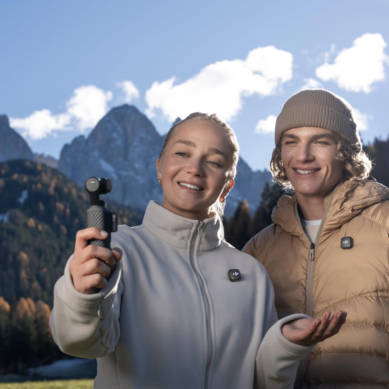 DJI Osmo Pocket 4 Combo Creator, fotocamera stabilizzata tascabile per vlog, CMOS da 1″ e 4K/240fps, 107 GB di memoria integrata, Trasmettitore Mic 3 (Creator Combo)