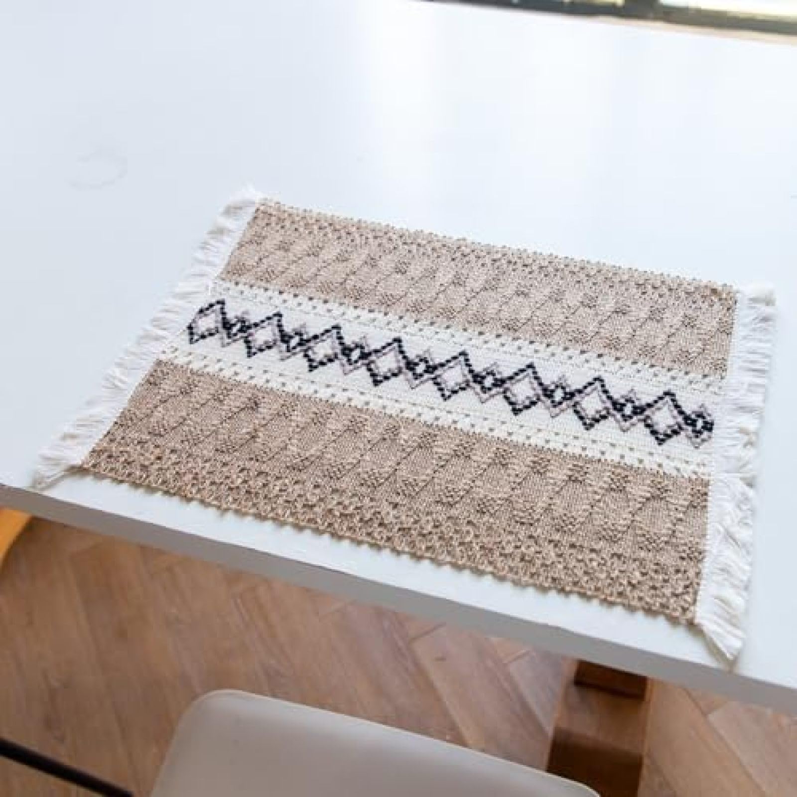 Set de table bohème beige et rouge pour repas chaleureux en famille