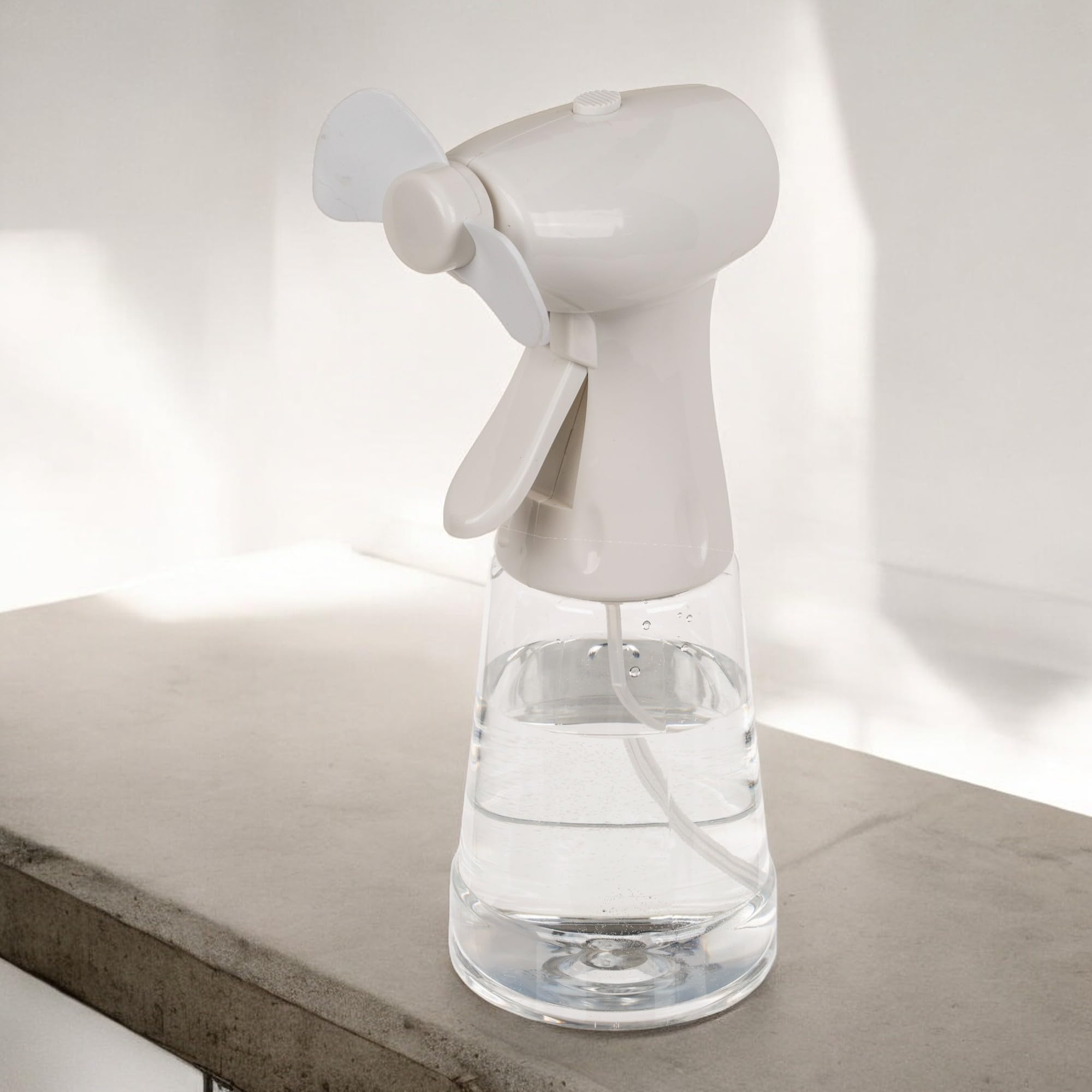 Close Up Ventilator met spuitfles ca. 22 cm, van kunststof, werkt op batterijen, voor thuis en onderweg, duurzaam, 350 ml. Inhoud