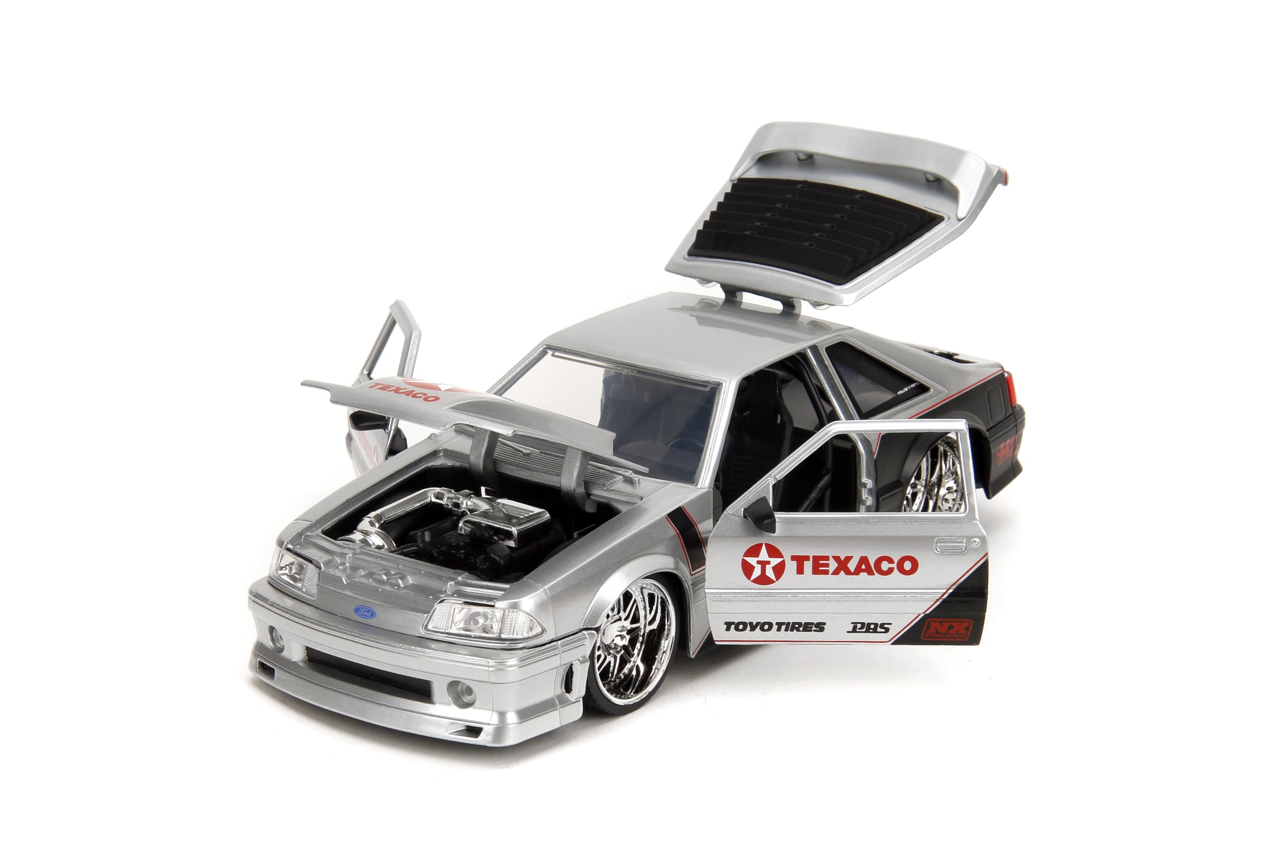 Jada Toys Bigtime Muscle 1:24 1989 Ford Mustang GT Texaco Odlew samochodowy – otwierane drzwi, maska, bagażnik, gumowe opony (Candy Silver)