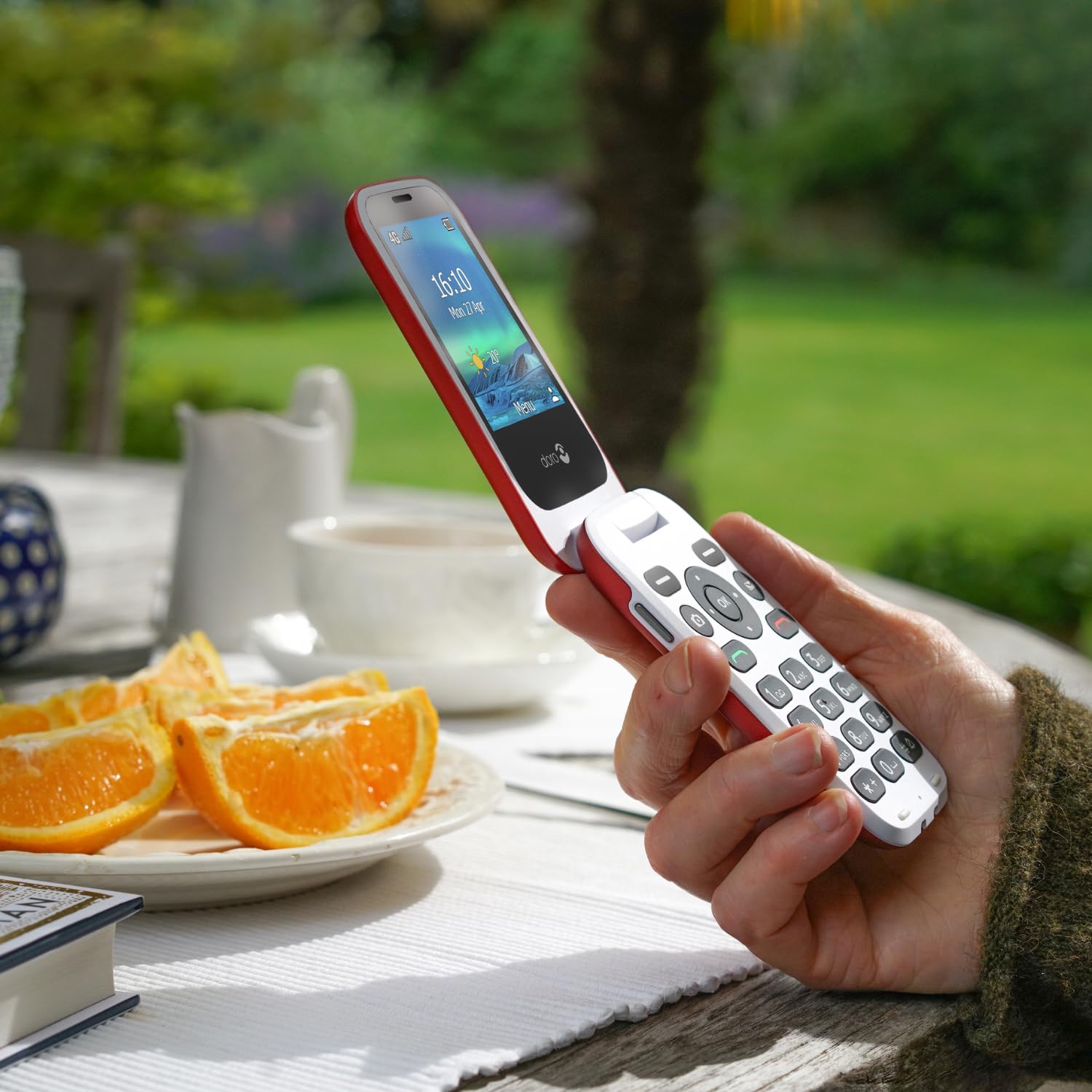 Doro 6820 4G Telefono Cellulare per Anziani - Conchiglia - Sportellino - Mini Telefono - Tasti Numerici Parlanti - Fotocamera - Tasto SOS - Base di Ricarica - Telefonia - Telefonino [Vers. Italiana]