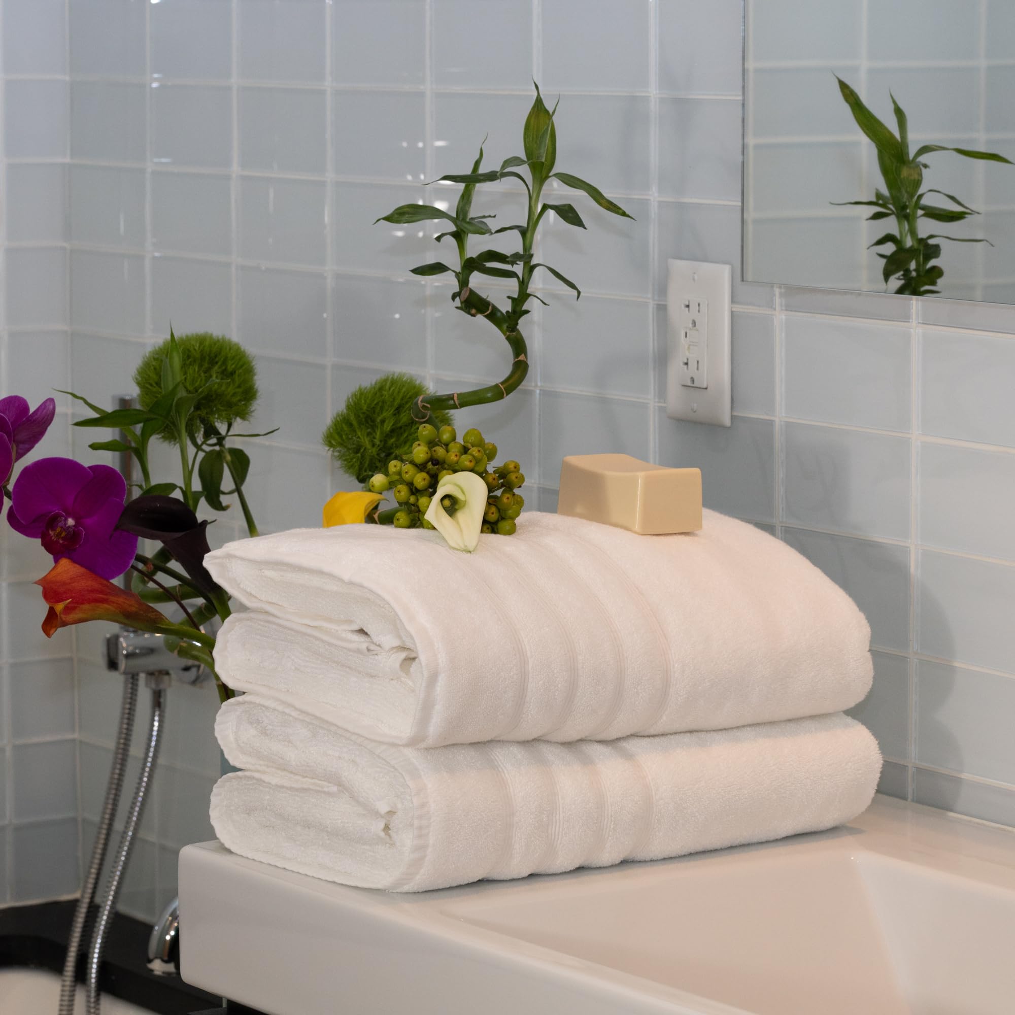 Mosobam Juego de 4 toallas de baño turcas de lujo de 35 x 70 pulgadas, color blanco, de gran tamaño de 700 g/m², viscosa de bambú y algodón peinado turco Egeo