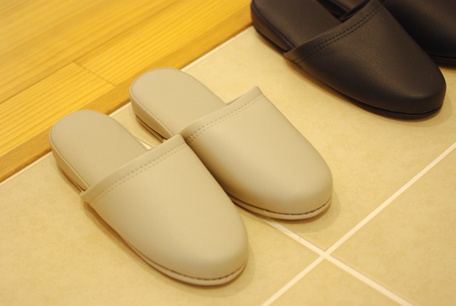 Amazon.co.jp: オーミケンシ 抗菌 レザー調スリッパ 前閉じ ホワイト