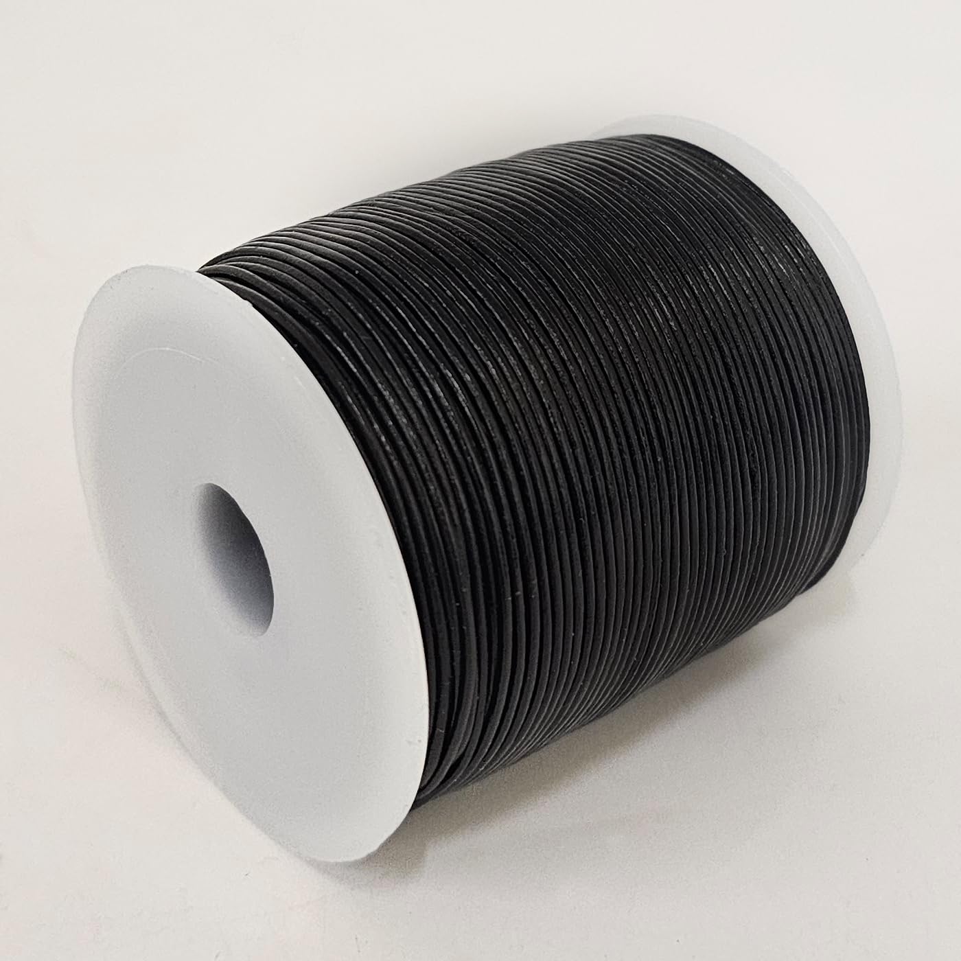 Lichtgrijs leer koord 1mm 2 meter - Kralenwinkel Albertien