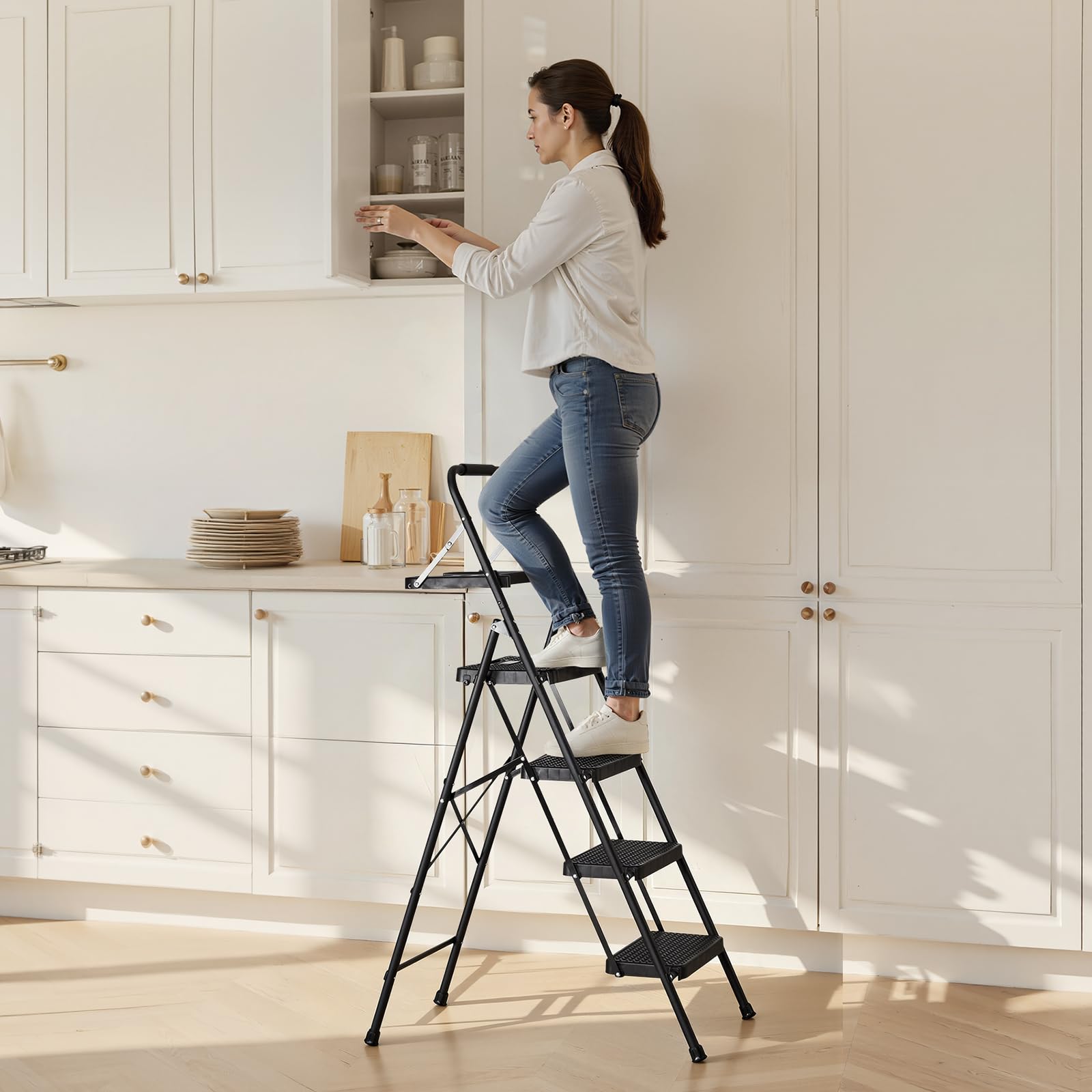 VEVOR Scaletta Pieghevole Salvaspazio con 4 Gradini con Ampio Pedale Antiscivolo, Impugnatura Comoda, Scala Portatile in Acciaio con Capacità di 272 kg, Multiuso per Cucina, Casa, Casa e Ufficio
