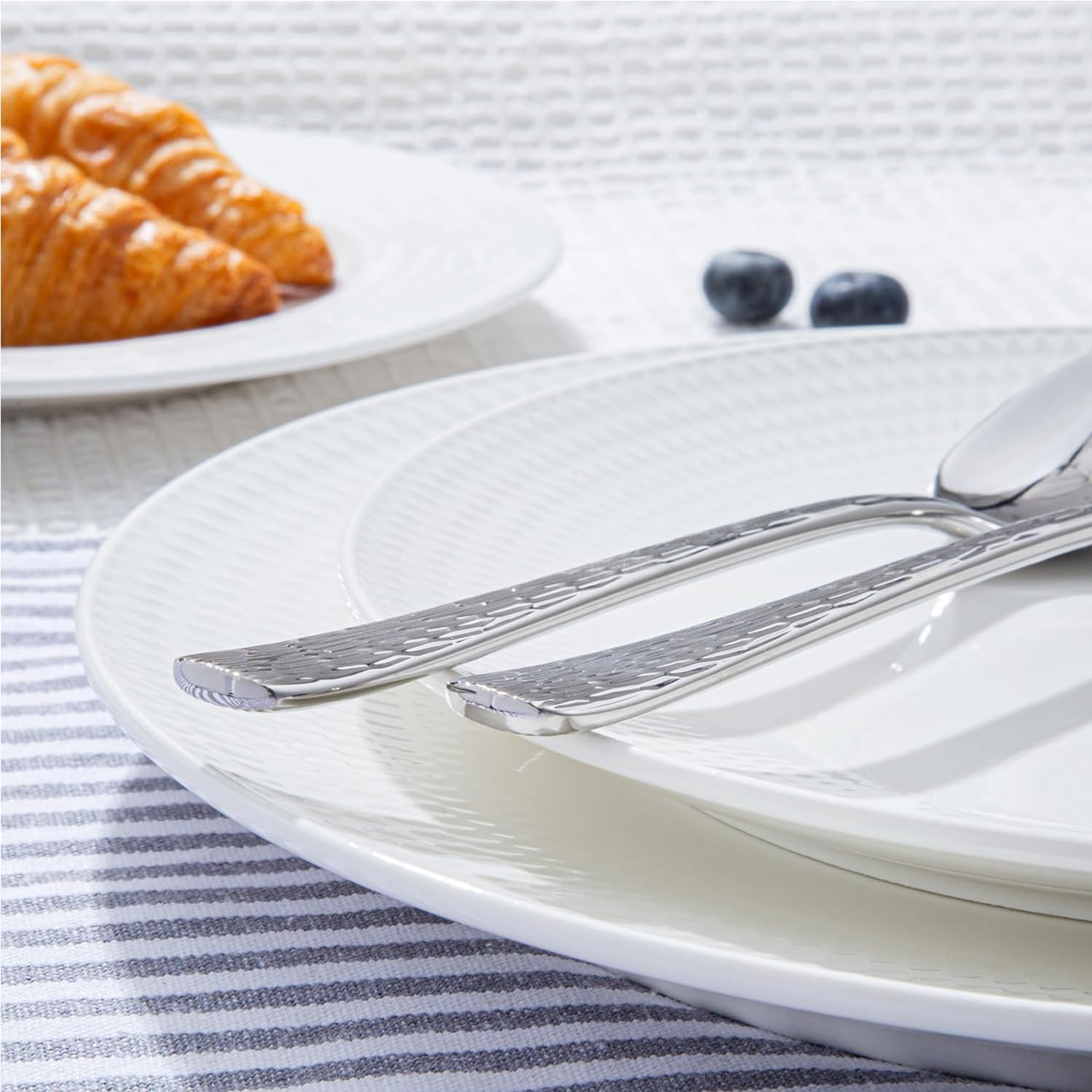HIKAA Besteck Set 12 Personen, 60-Teiliges Gehämmert Essbesteck, 18/10 Premium Edelstahl Besteckset mit Einzigartigem Wellenmuster-Design, Cutlery Set Hochglanzpoliert – Spülmaschinenfest (Silber)
