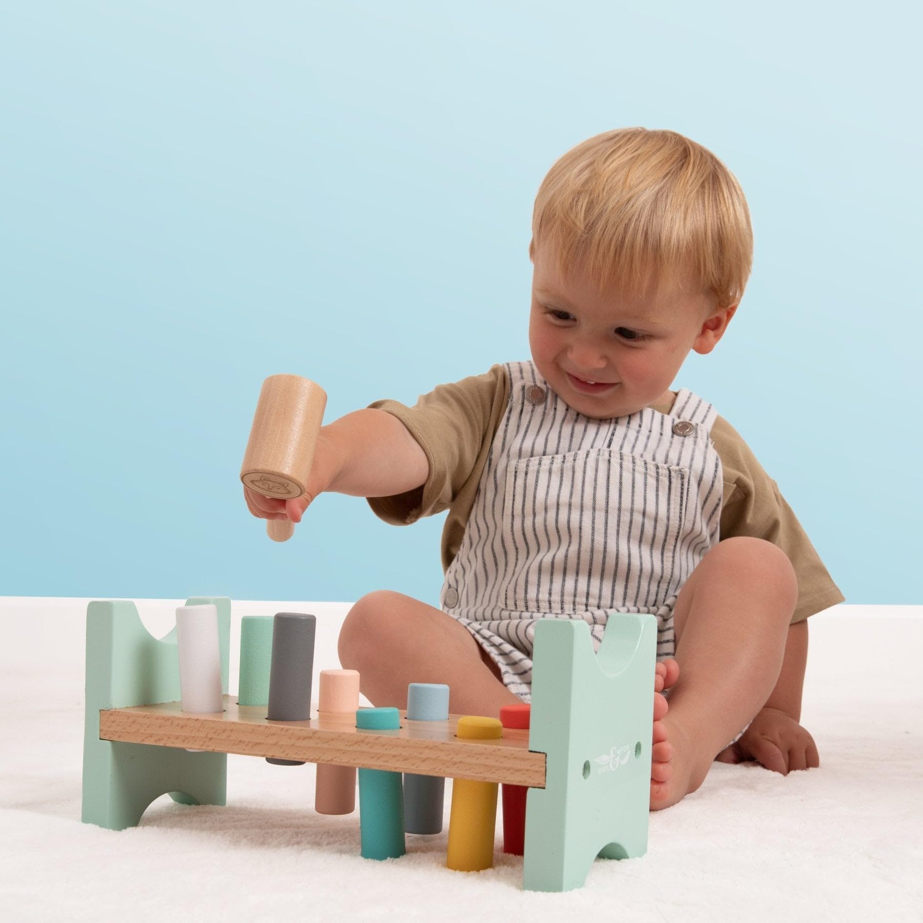 Owl & Fox Holz-Hammerbank – Schlagbank mit Hammer & Stiften – Montessori-Spielzeug zur frühkindlichen Entwicklung – Für Jungen & Mädchen ab 12 Monaten