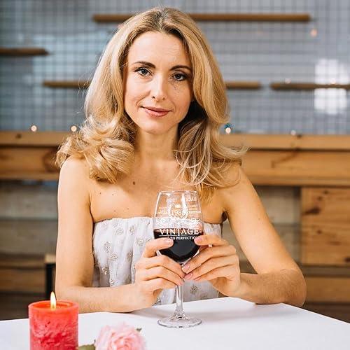 Miniatura 3 de Regalos de cumpleaños número 40 para hombres y mujeres  Copa de vino con tallo vintage de 18 onzas 1984  Copa de vino de cumpleaños con impresión de