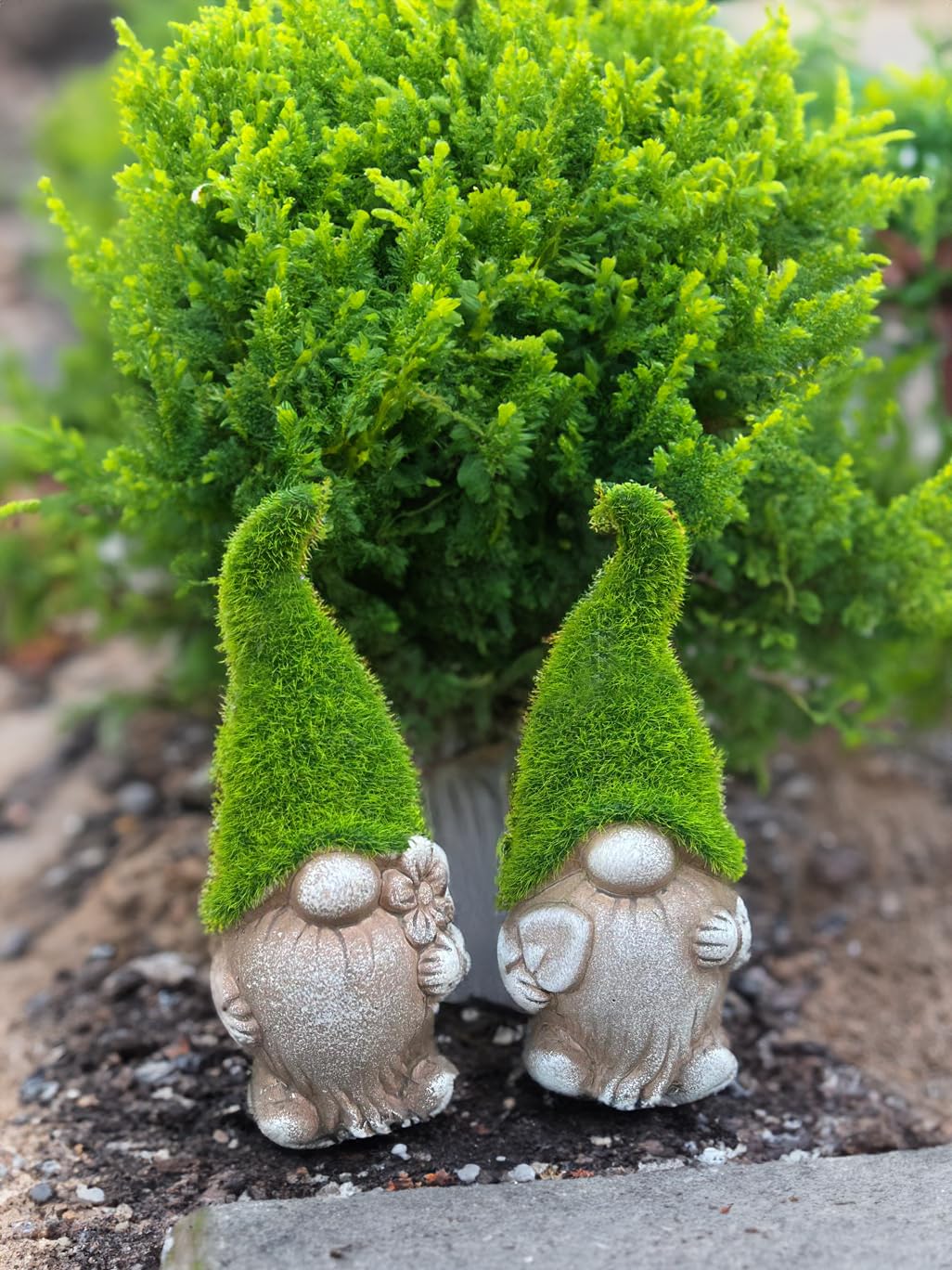 Mossy Hat Garden, 12 sztuk, uroczy gonk z efektem kamienia z realistycznym kapeluszem mchu trzymający kwiat, idealny do dekoracji domu i ogrodu, figurka dekoracyjna na patio, balkon, podwórko,