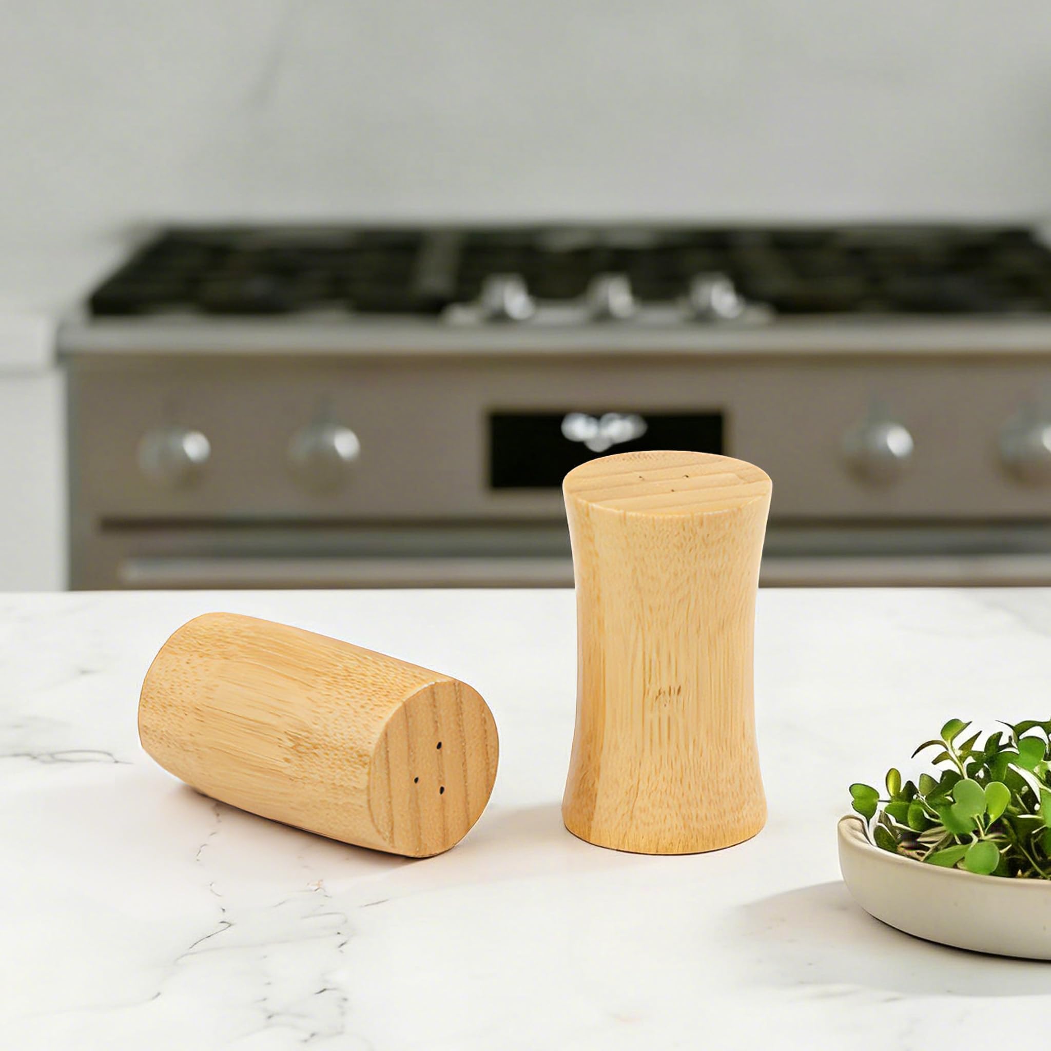 Juego de saleros y pimenteros, pequeños saleros de bambú con estante base para cocina, camping, barbacoa, granja, estilo rústico para decoración de mesa de comedor, diseño único, 1 onza, juego