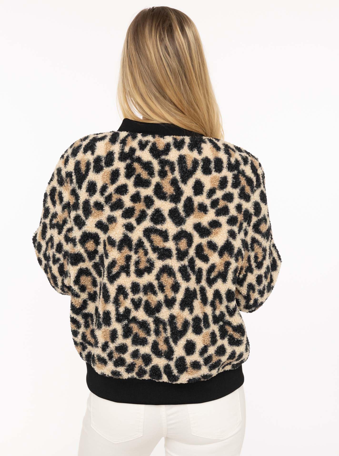 Zwillingsherz Teddy-Bomberjacke im Leo-Muster – Damen Übergangsjacke – Kurze stylische Jacke für Frühling & Herbst – Kuschelige Outdoorjacke mit Reißverschluss – Trendpiece für Alltag & Freizeit