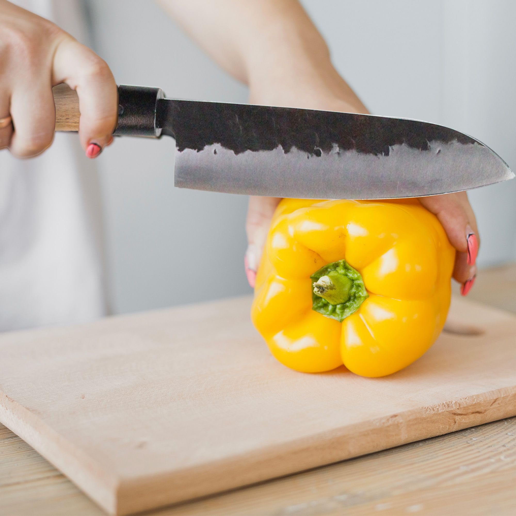 Fishtec Coltello da Cucina per Chef 18 cm - Coltello Giapponese lama acciaio martellato 2,5 mm Resistenza 58 HRC - Coltello Professionale multiuso - Manico di palissandro - Cofanetto regalo in legno