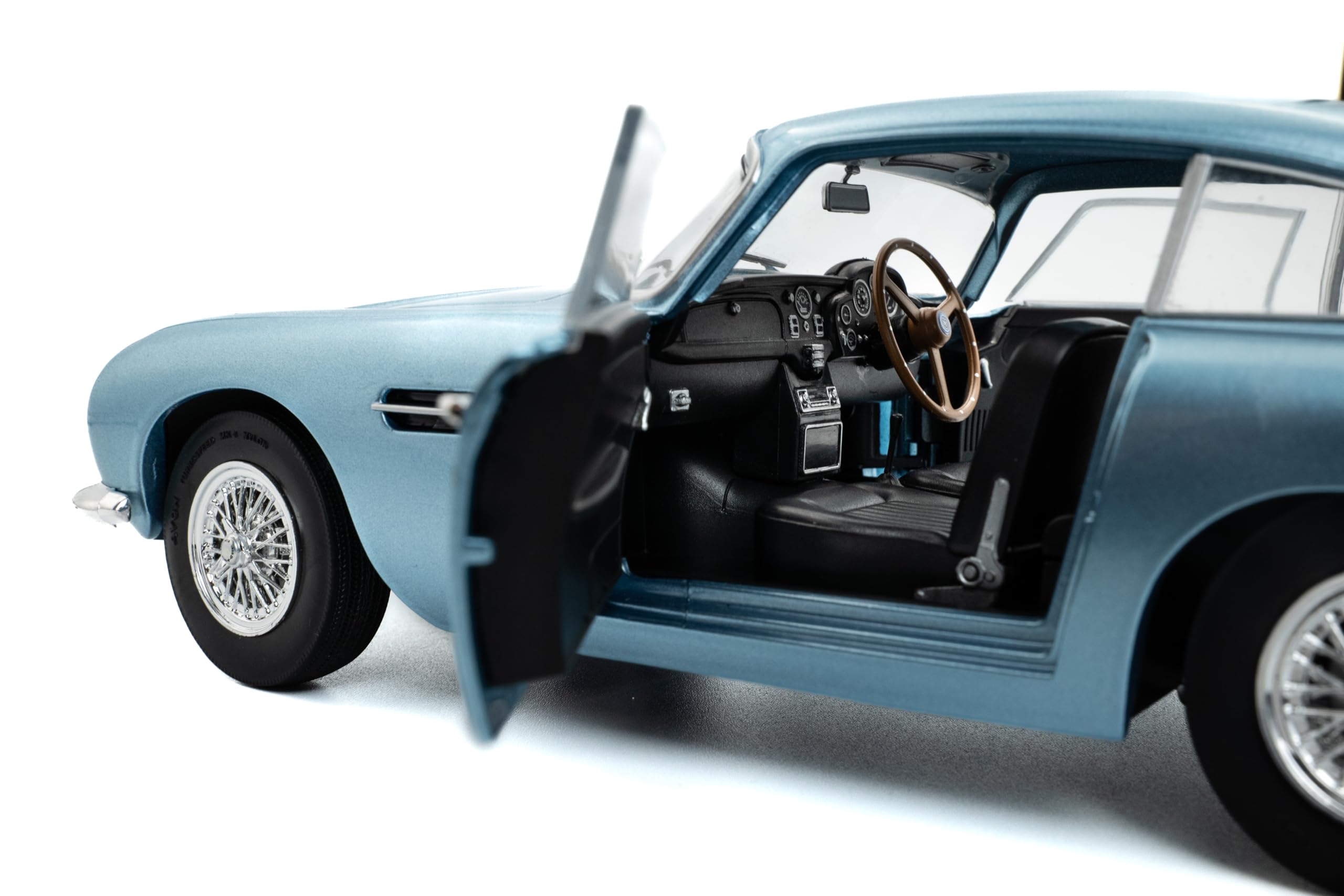1:18 Aston Martin DB5 Light Metallic Blue 1964