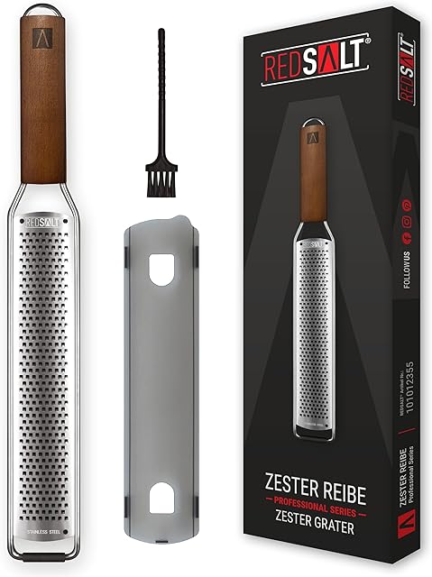 REDSALT® Premium Zester Edelstahl Reibe mit Holzgriff | rasiermesserscharfe Klinge | Küchenreibe Hobel für Zitrone Ingwer Hartkäse | Parmesanreibe Ingwerreibe Zitronenreibe Käsereibe Muskatnuss