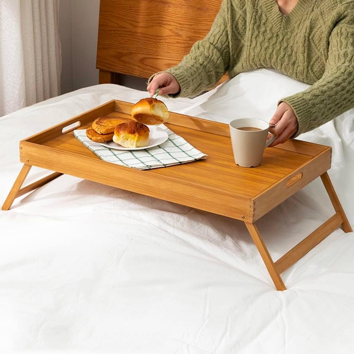 Avilia Vassoio Colazione a Letto in Bambù con Impugnature e Gambe Pieghevoli - Perfetto per Mangiare Comodamente a Letto - 50x30x21cm