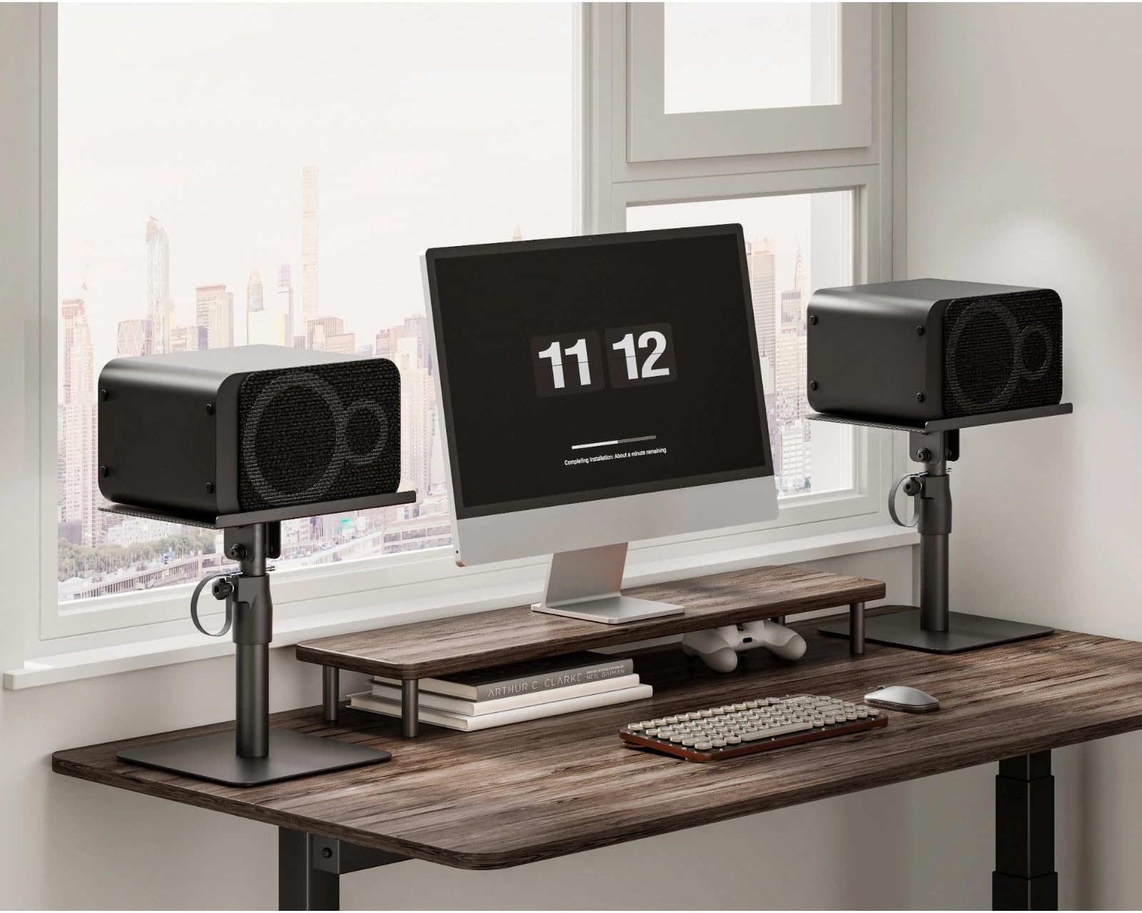 Soporte ajustable para altavoces de escritorio, soporte de mesa inclinable con gestión de cables y almohadillas antivibración, color negro