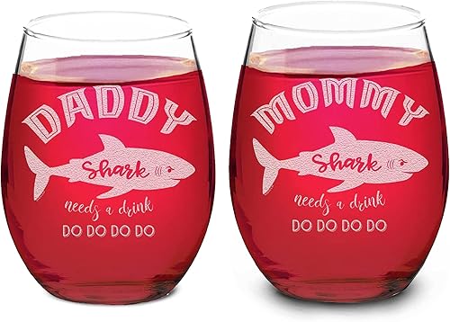 Veracco Vaso de vino sin tallo con texto en inglés "Daddy and Mommy Shark Needs a Drink", divertido regalo de tiburón para cumpleaños de tío, día