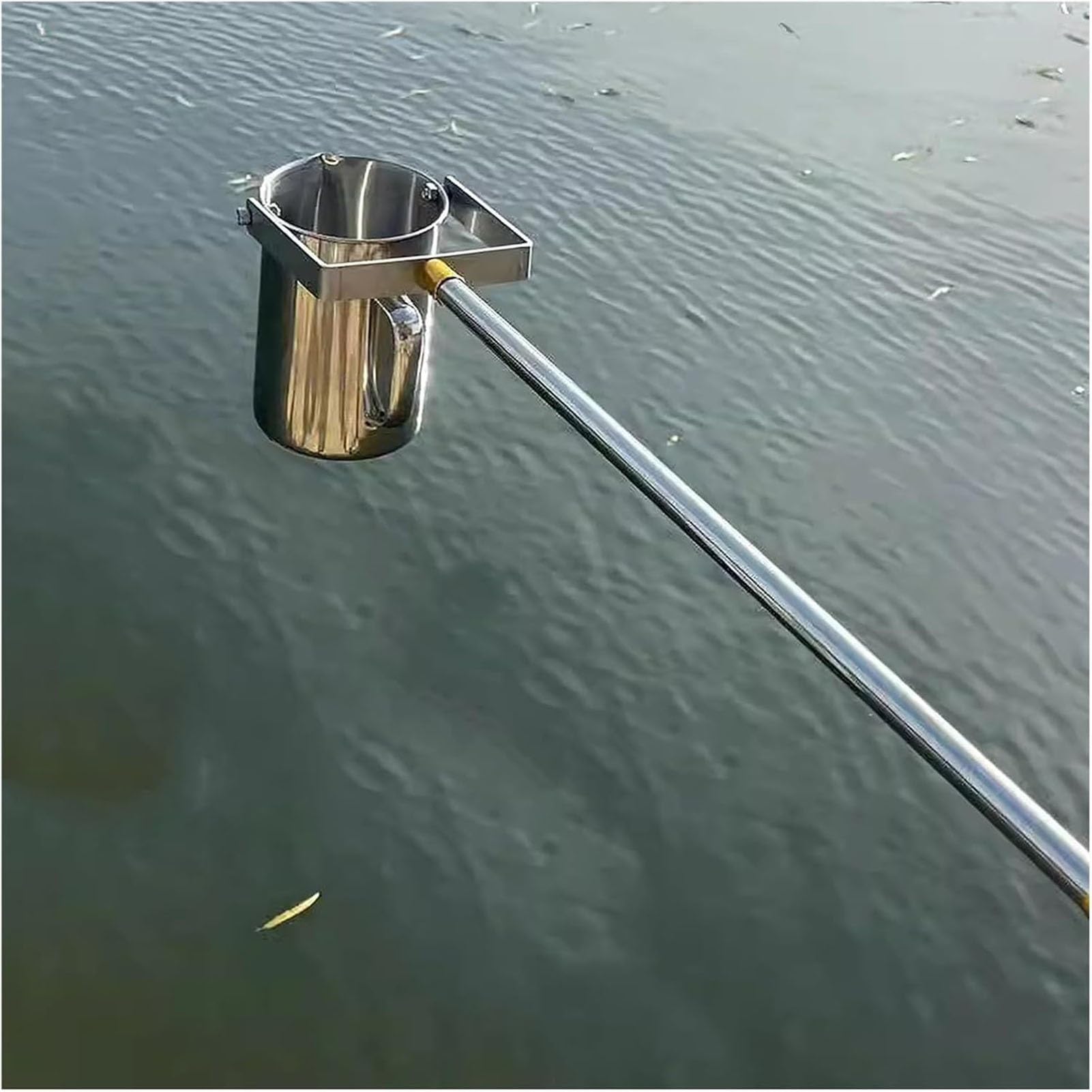 Échantillonneur d'eau télescopique pour prélever en sécurité dans les cours d'eau