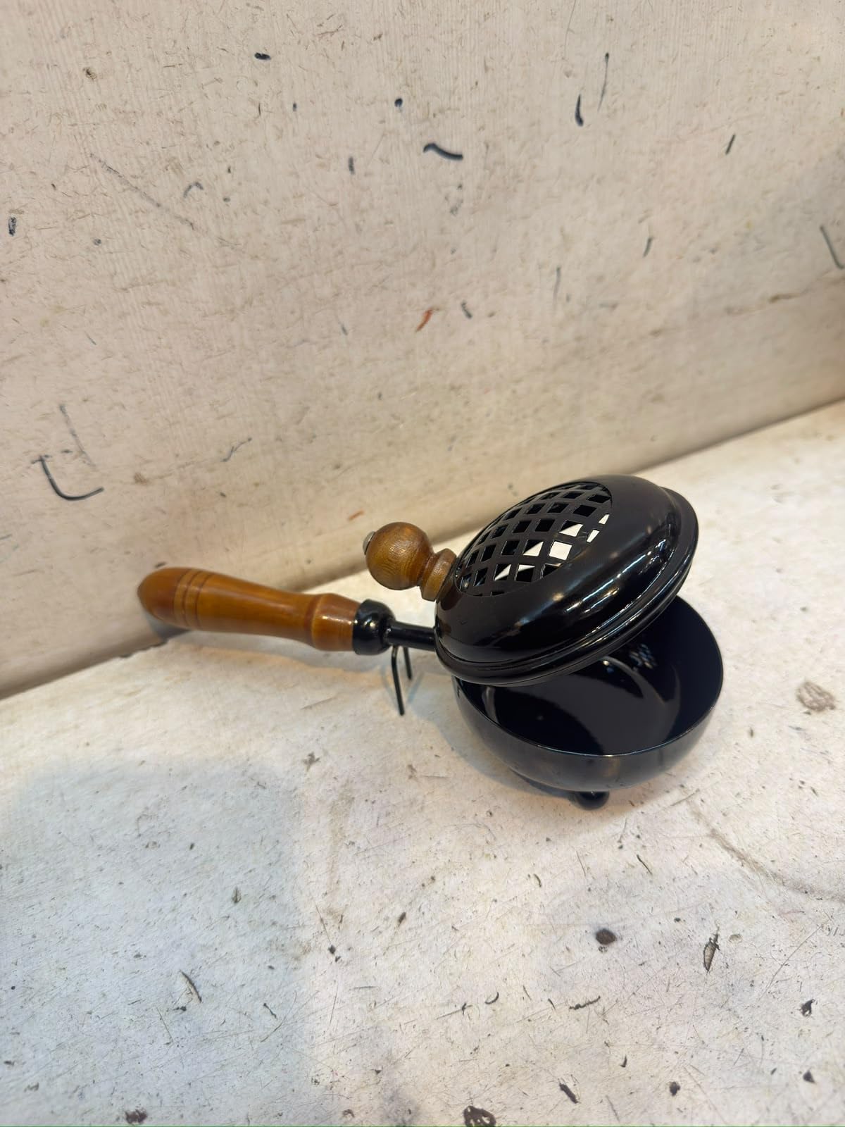 Bruciatore di incenso con manico in legno, metallo nero