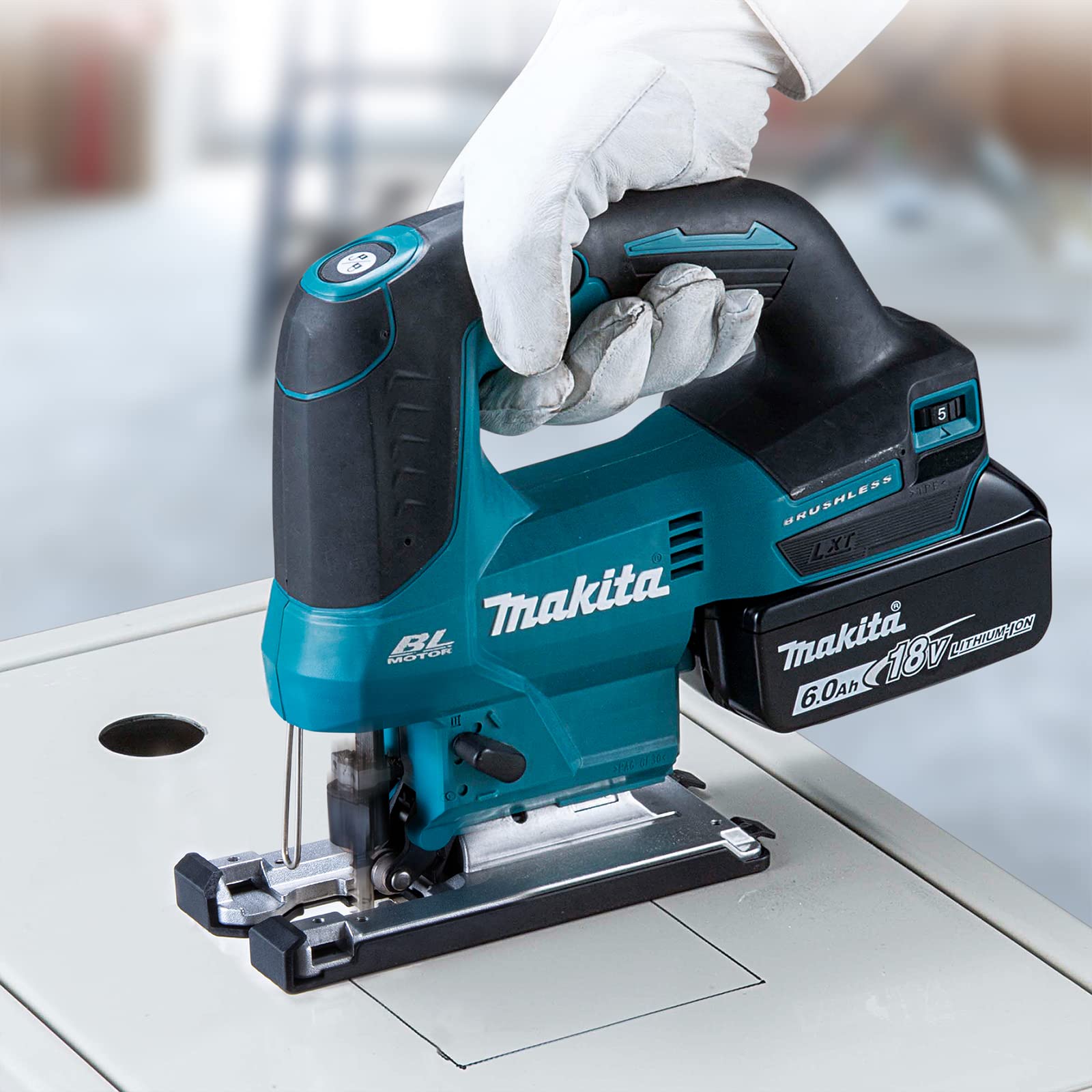 Makita DJV184RTJ 18V Li-Ion LXT Brushless Jigsaw completo di 2 batterie da 5,0 Ah e caricatore fornito in una custodia Makpac