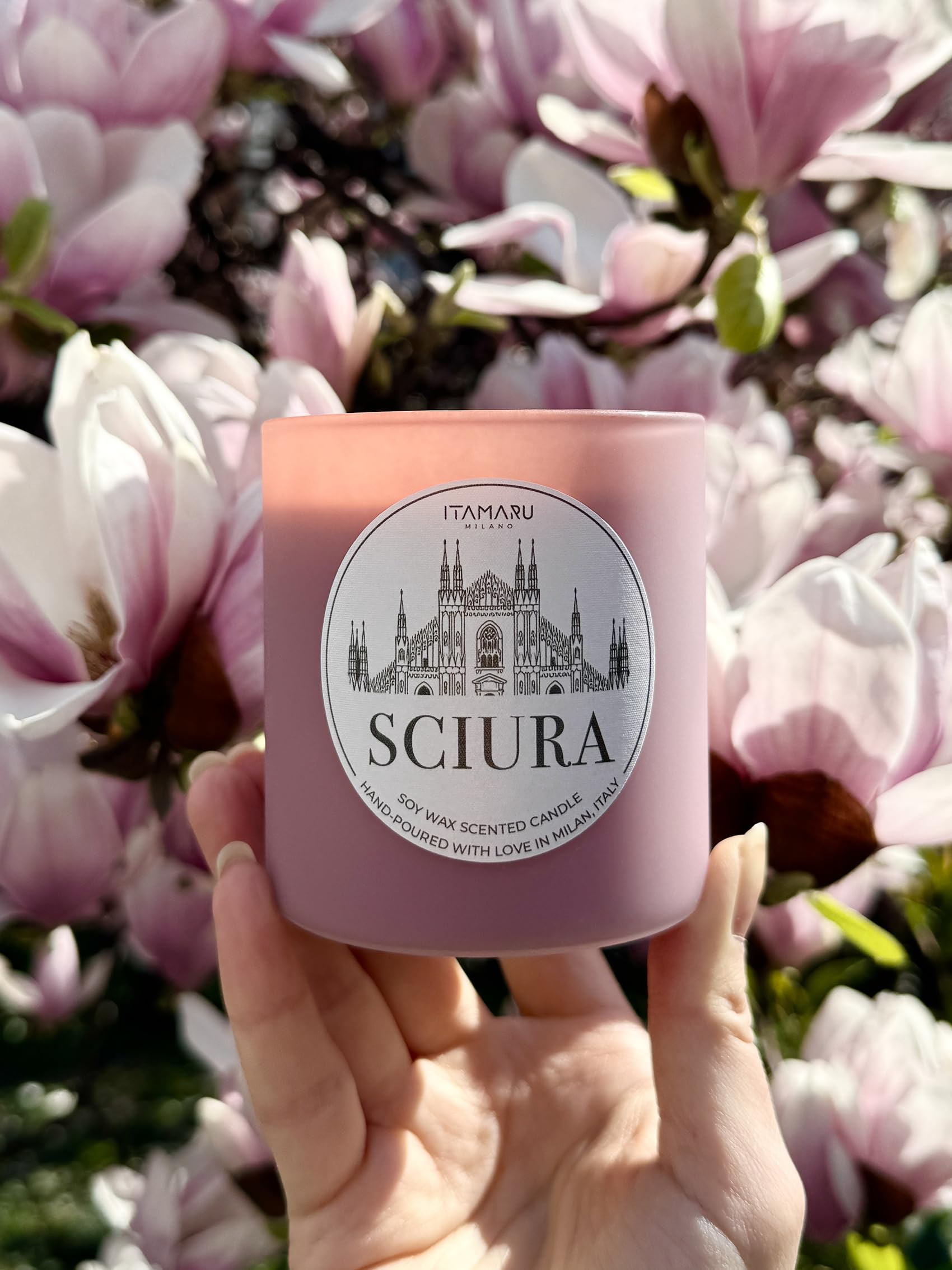 ITAMARU – Candela Profumata Artigianale Sciura, in Cera di Soia 100%, con Stoppino in Legno, Vetro Rosa, 270g – Handmade in Italia | Regalo Donna | Regalo Mamma