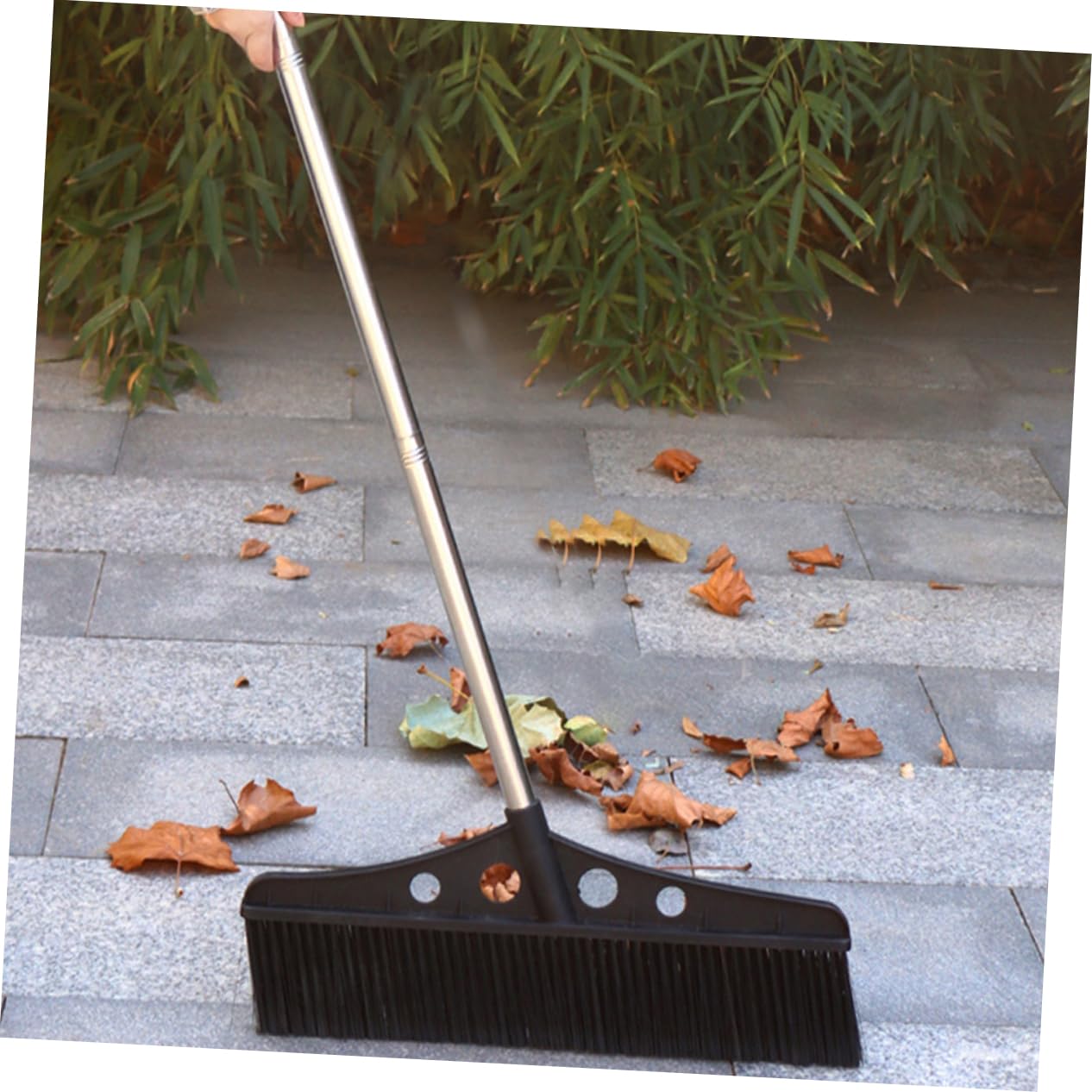 CALLARON Escoba de Jardín Desmontable Negra, Mango Ergonómico de Acero Inoxidable y Nylon, Limpieza para Porches y Piscinas